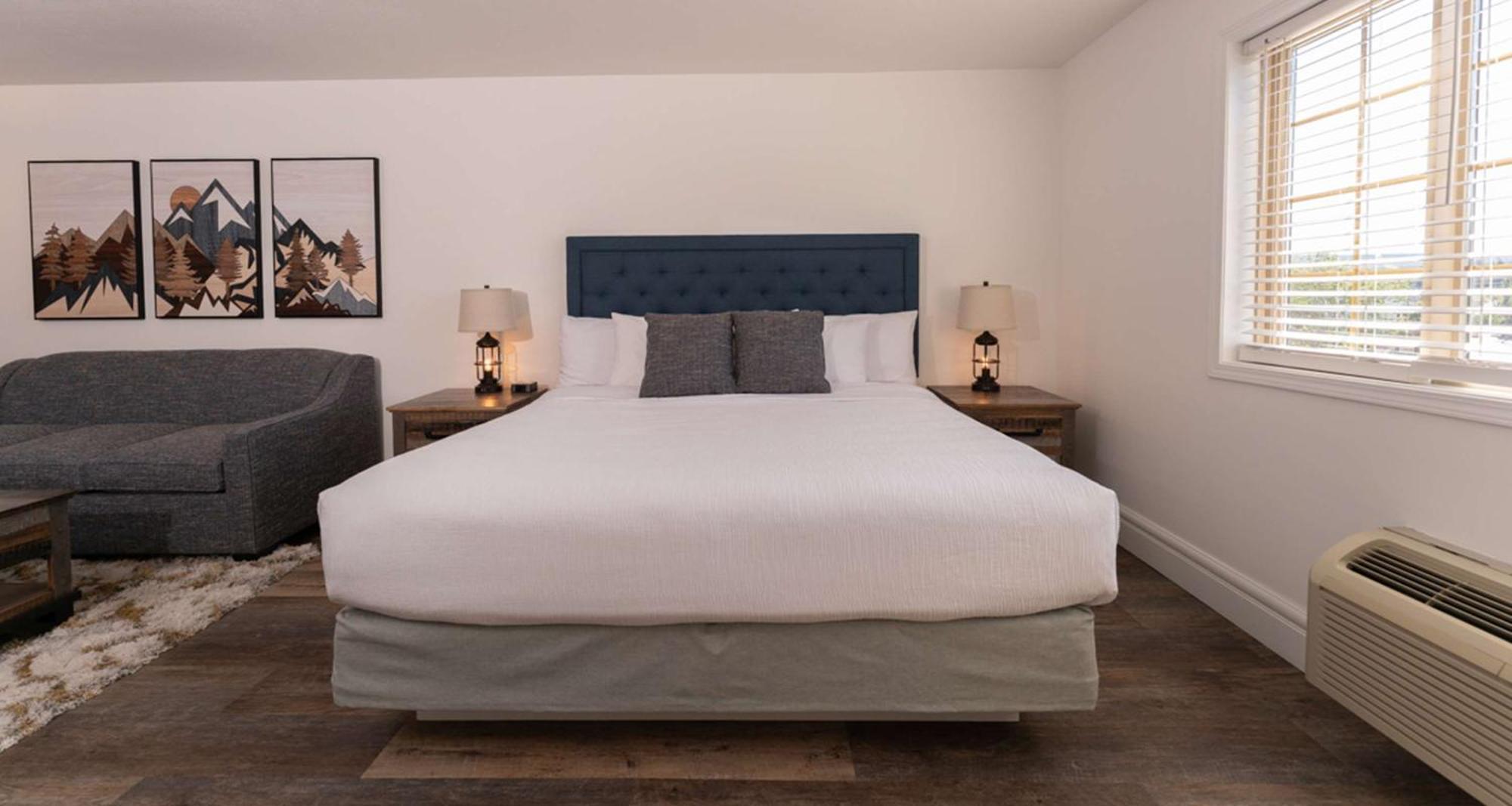 King Suite with Sofa Bed, Spa Bath and Mountain View - Non-Smoking