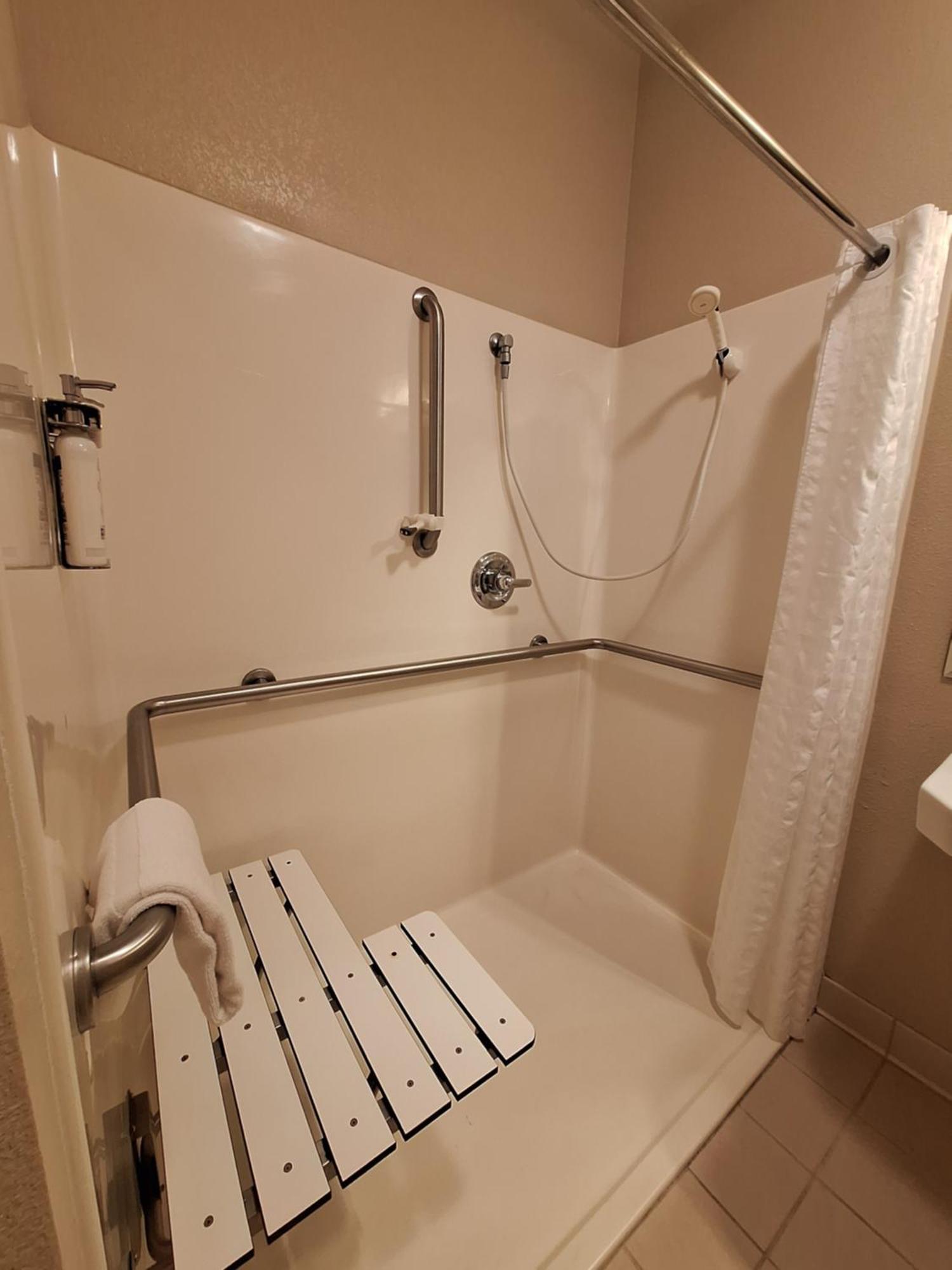 Queen Studio - Disability Access Tub