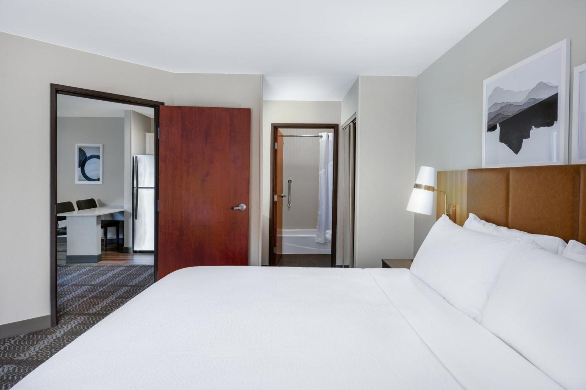 Studio Queen Suite with Communications Accessible Tub