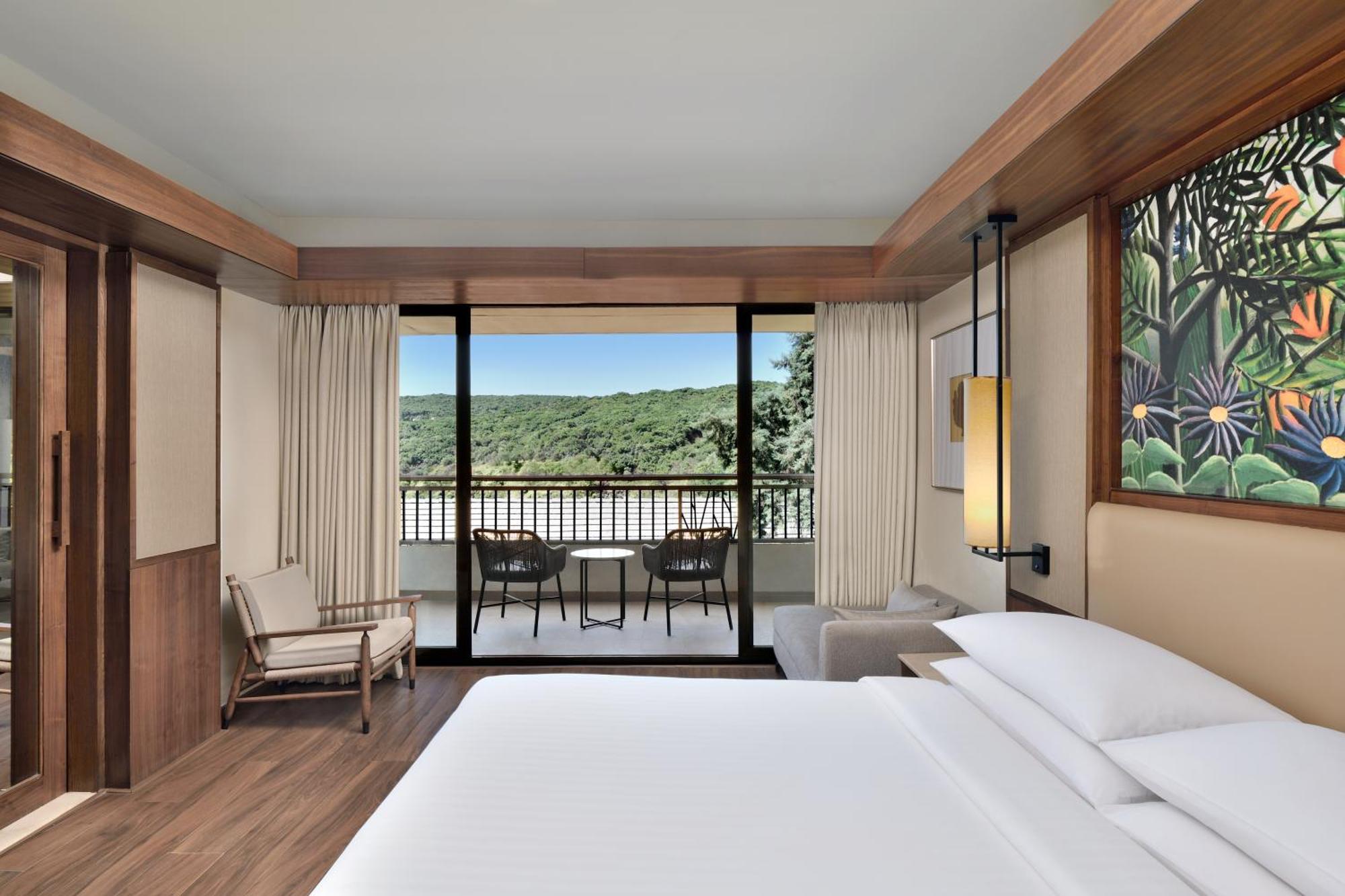 Deluxe King Room with Bathtub and Balcony