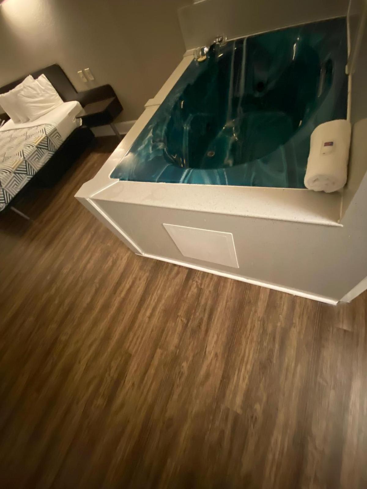 King Suite with Spa Bath - Smoking