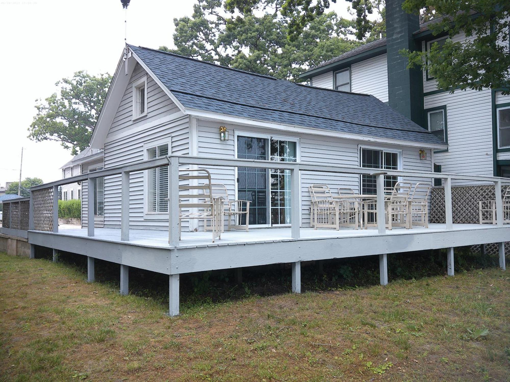 Bungalow - Water Front