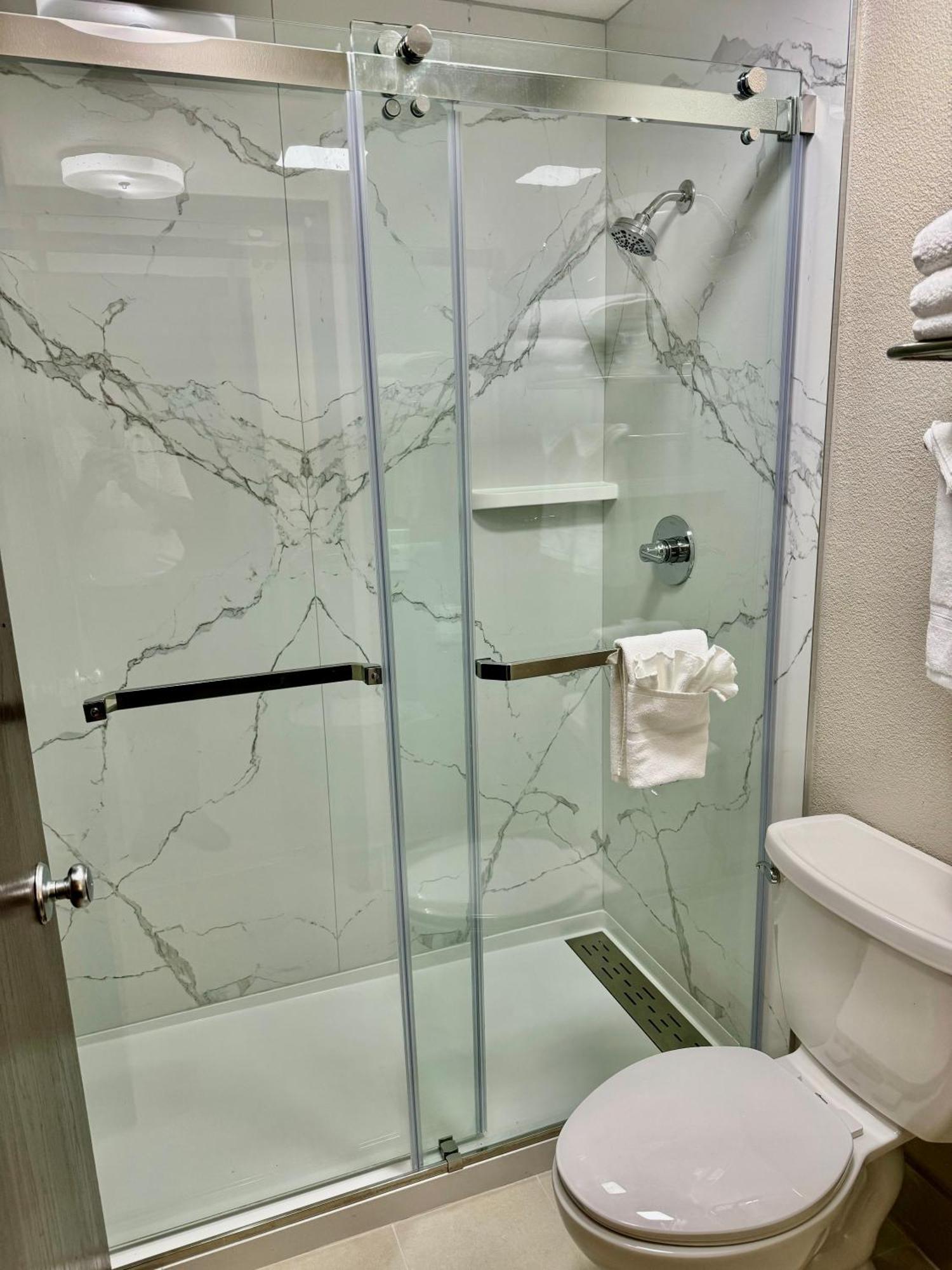 Queen Room Roll Shower Mobility Accessible or Non-Smoking,1602333022:JPEG