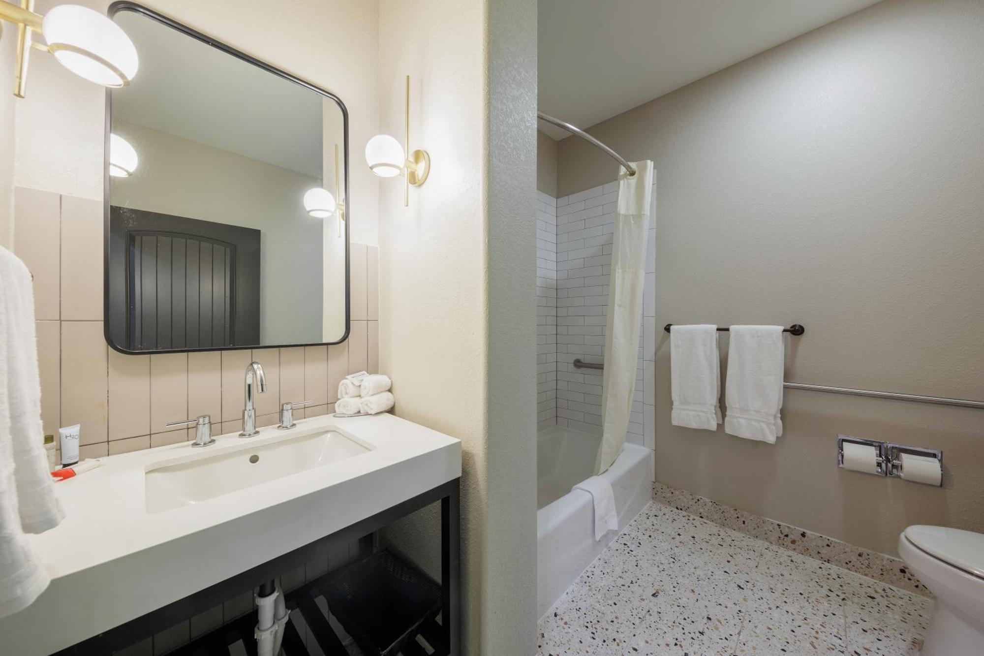 Standard Double Queen Suite,1602341333:JPEG