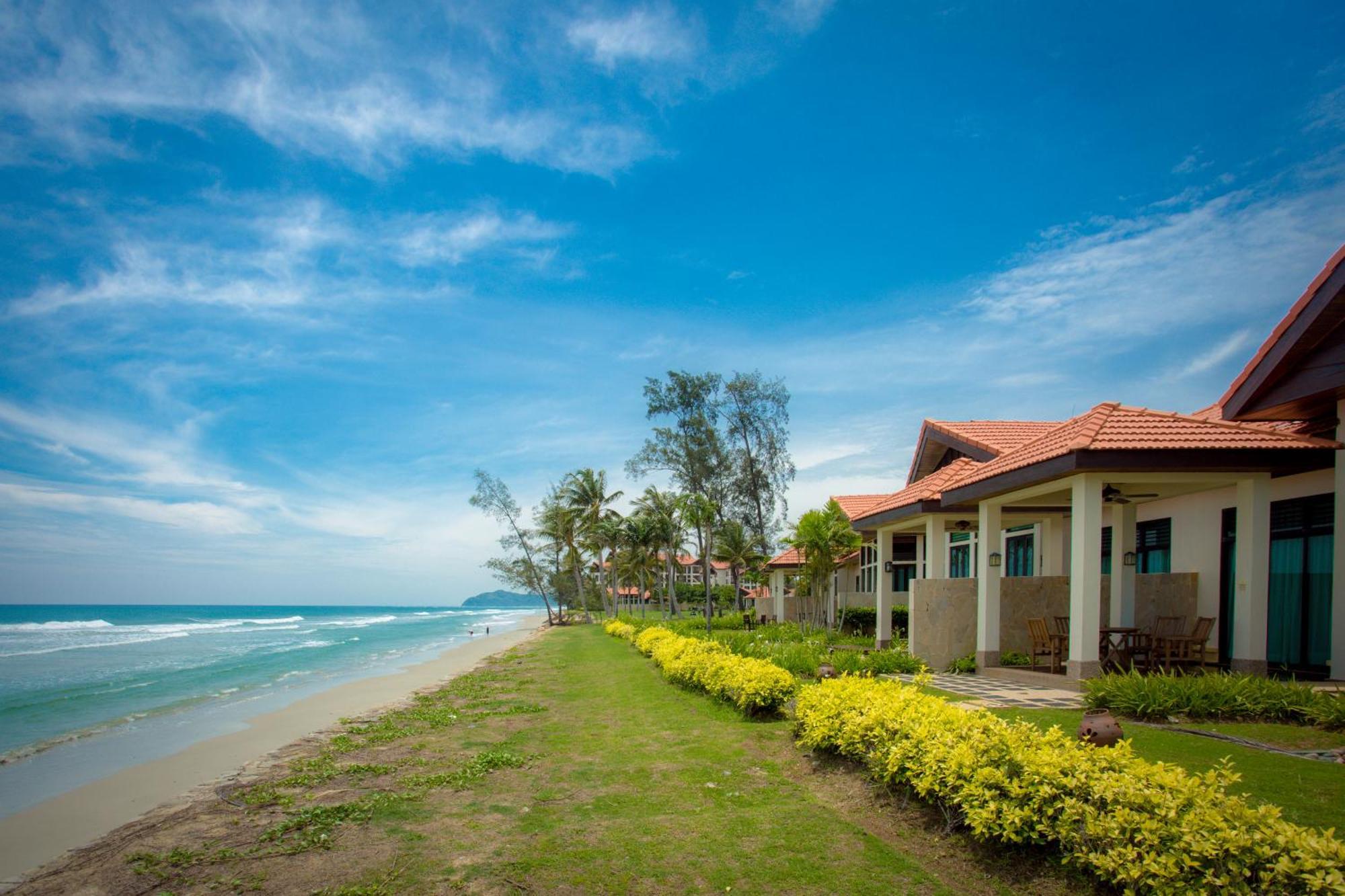 3 Bedrooms Sea Front Pool Villa