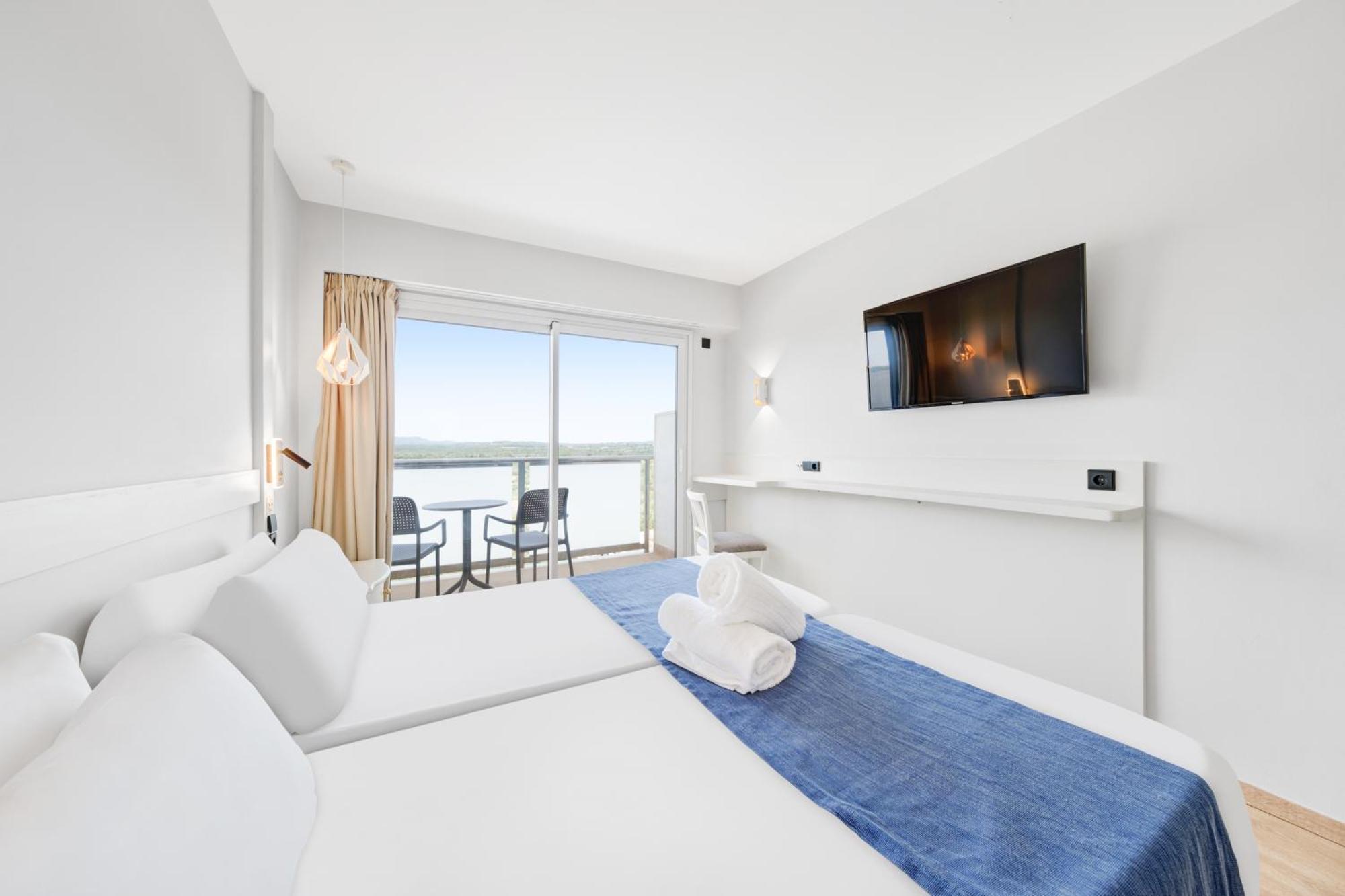 Standard Twin Room with Balcony