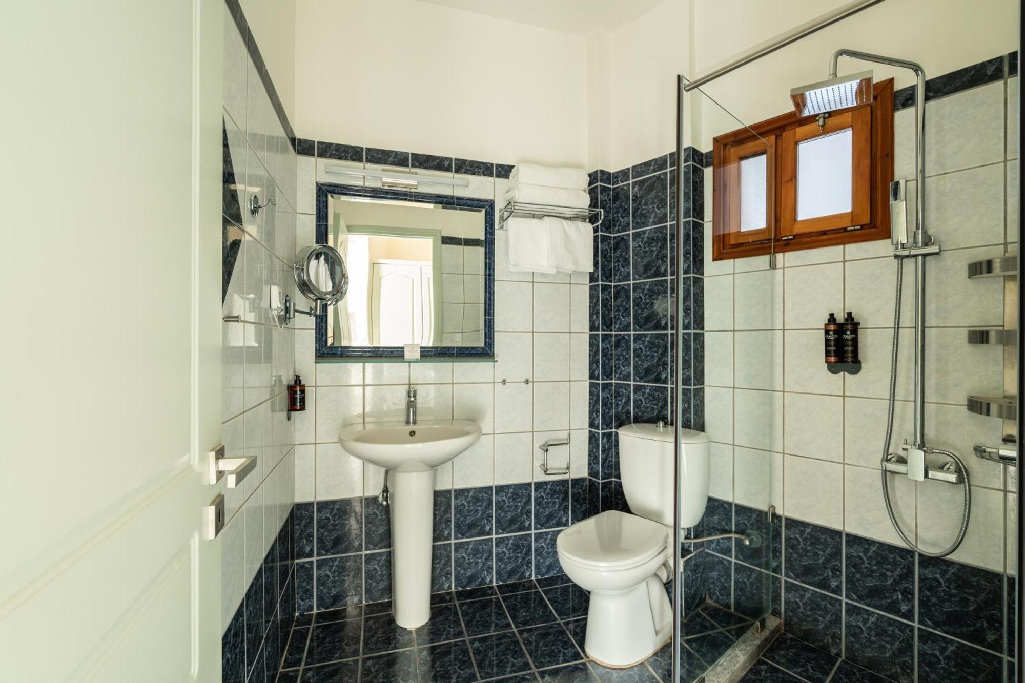 Two-Bedroom Apartment (4 Adults) with Side Sea View