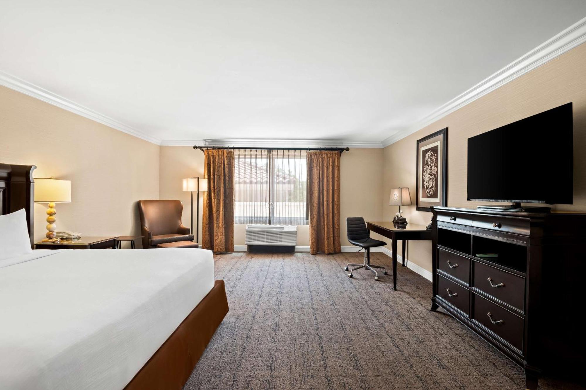 King Room with Roll-in Shower - Disability Access/Non-Smoking