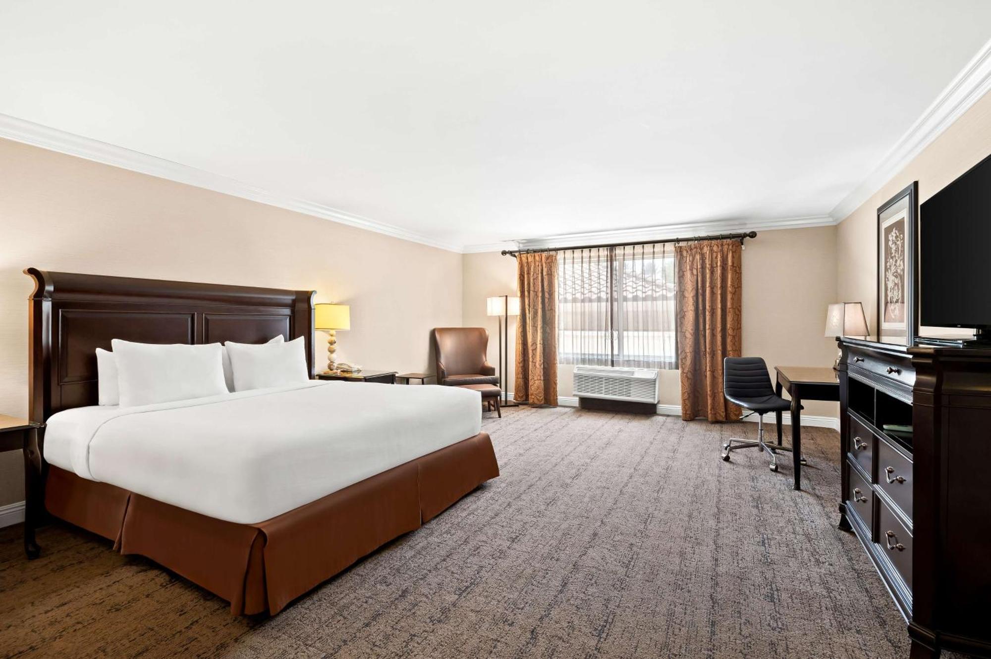 King Room with Sofa Bed and Bath Tub - Disability Access/Non-Smoking