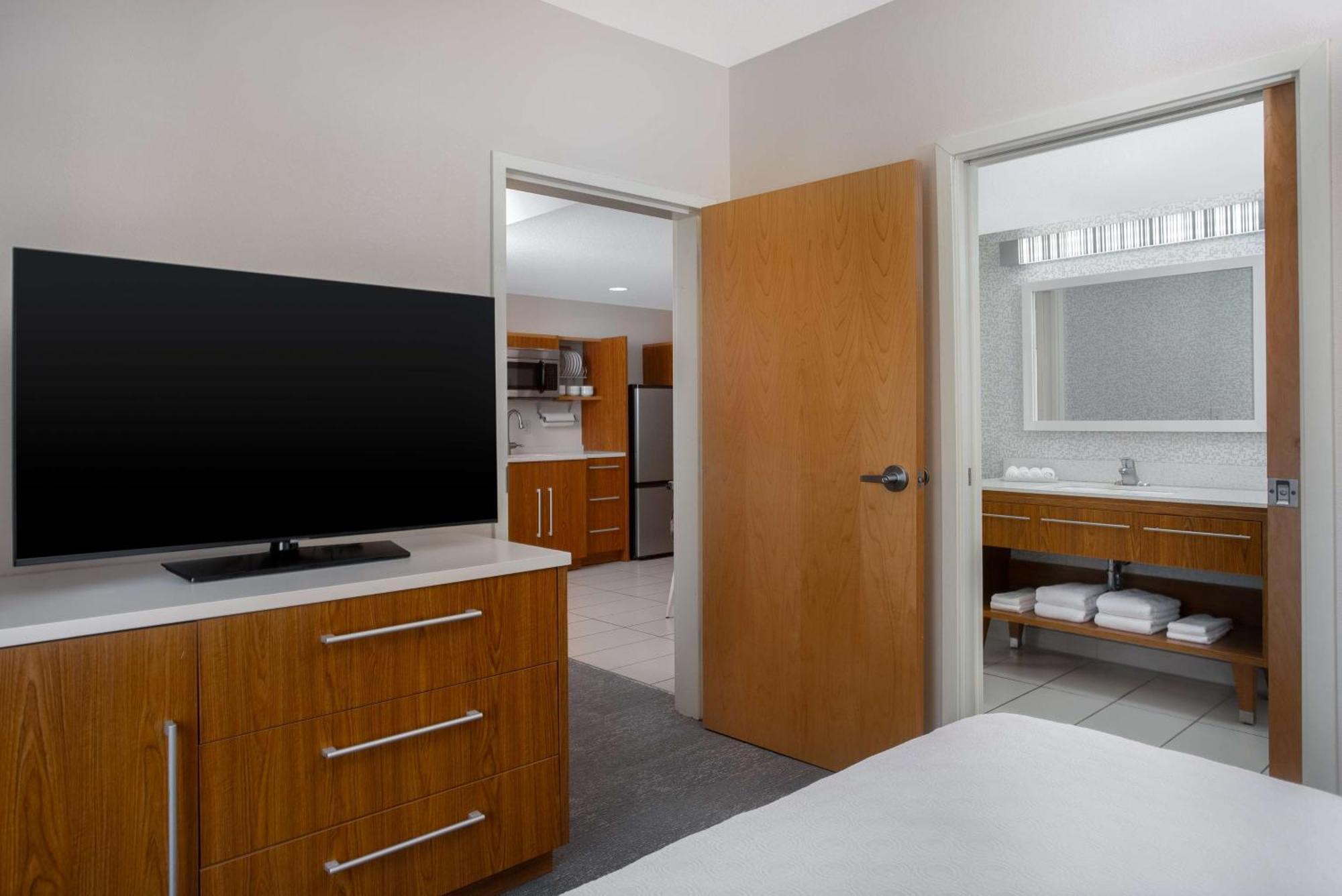 One-Bedroom Queen Suite Non-Smoking