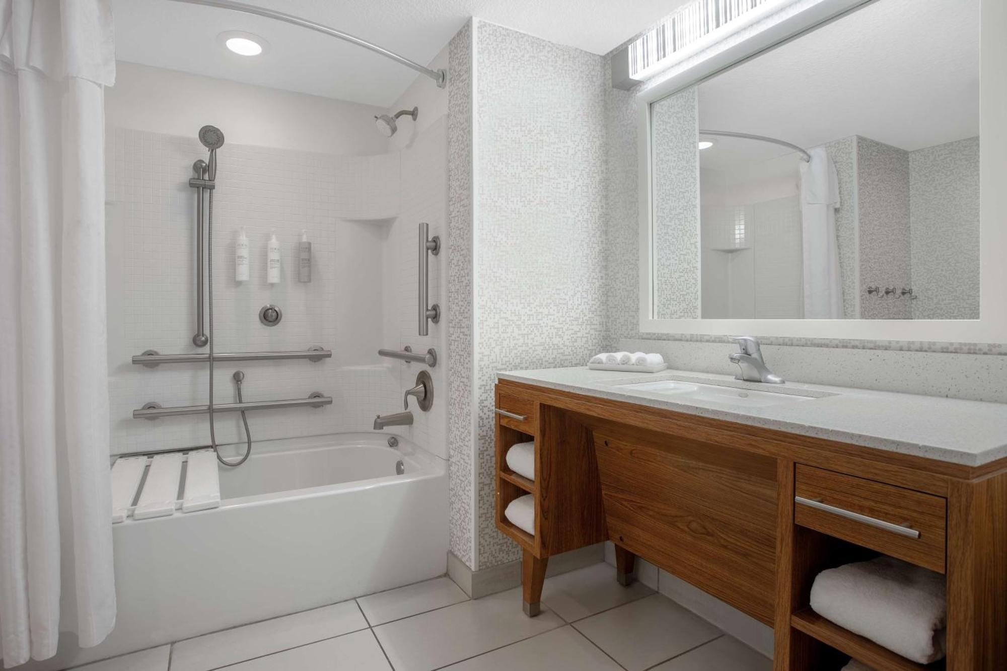 Studio Two Queen Beds Accessible Tub Mobility Access or Non-Smoking