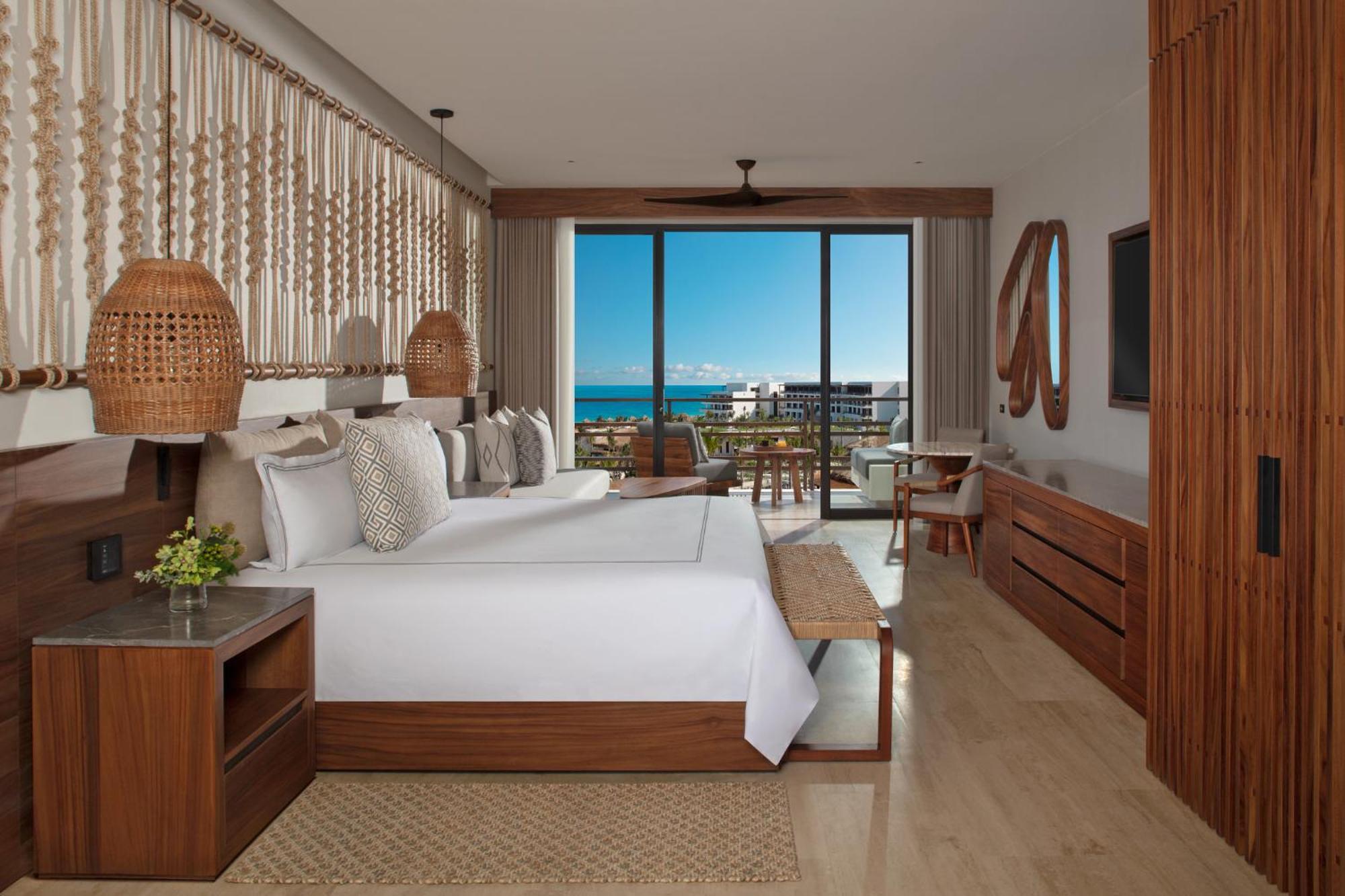 Suite Junior con cama extragrande y vistas al mar