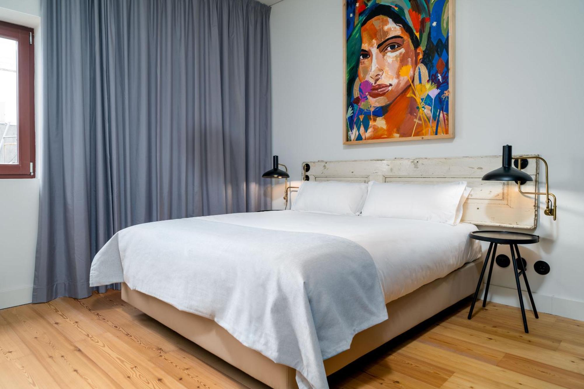 Habitación con cama grande