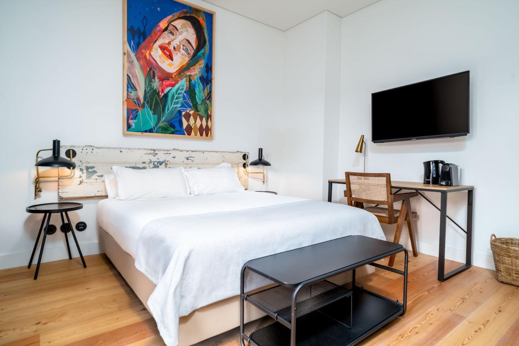 Habitación con cama grande y terraza