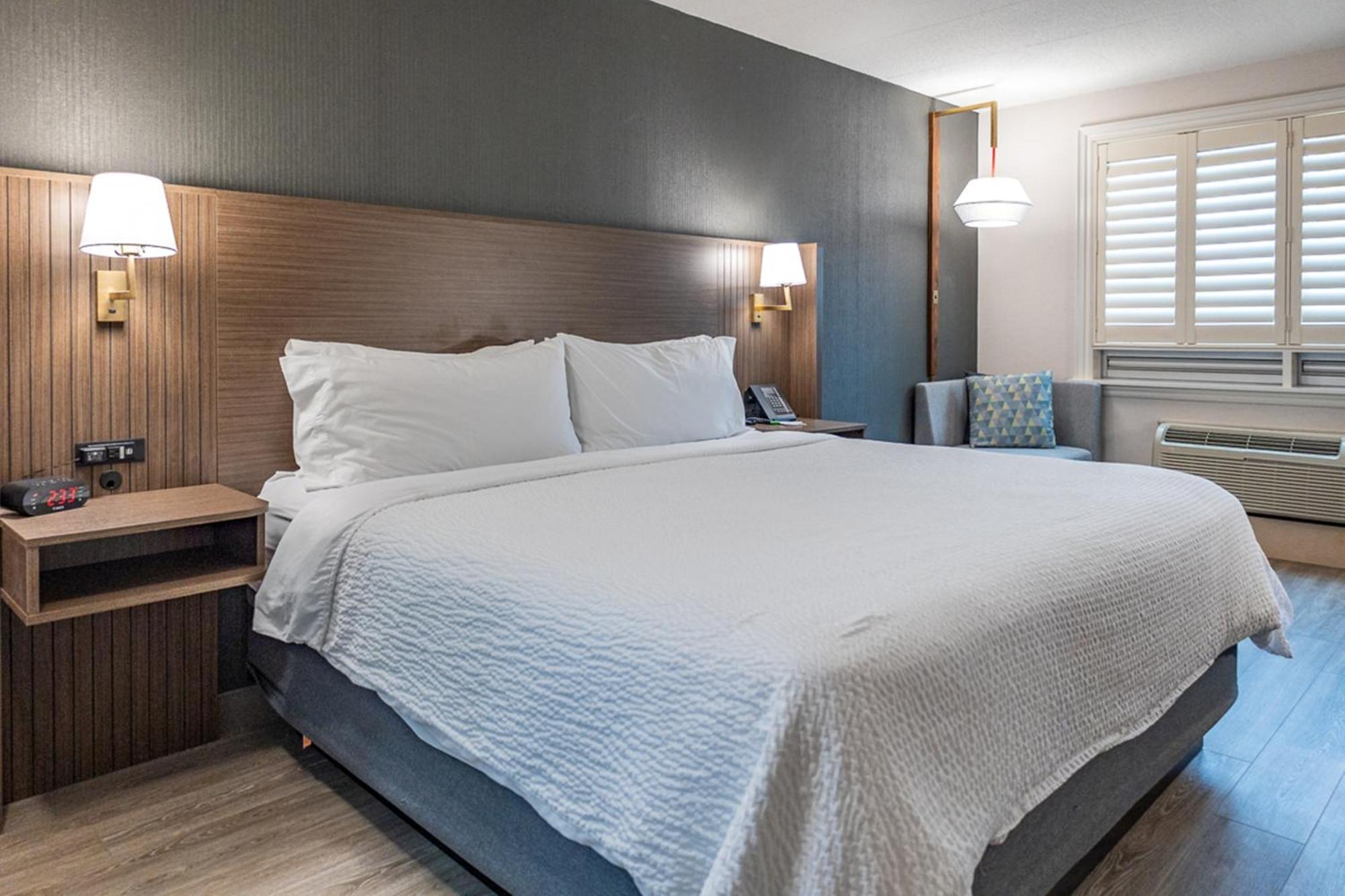 Standard King Room with Roll-in Shower - Mobility Accessible