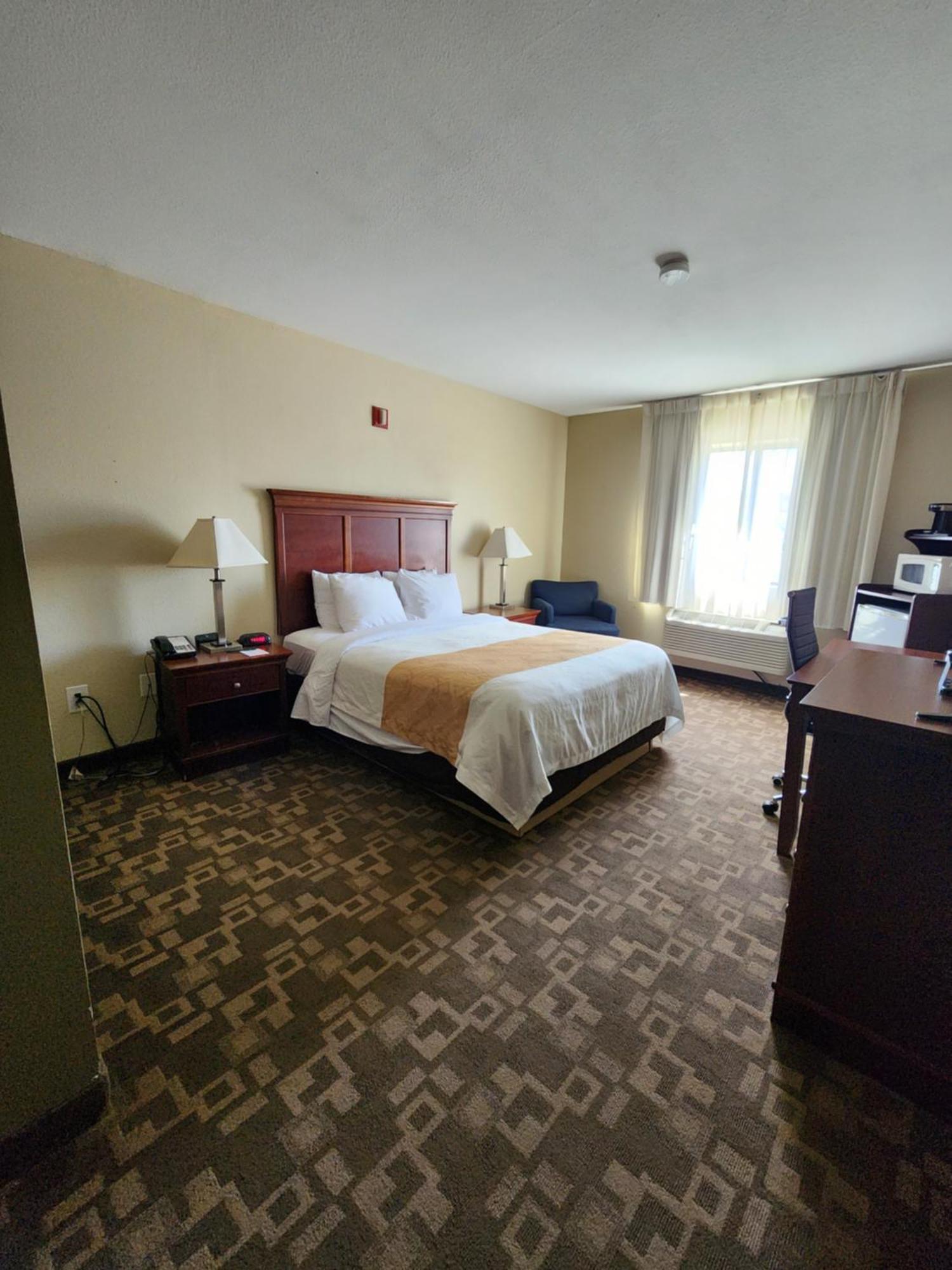 Business Queen Room - Accessible/Non-Smoking
