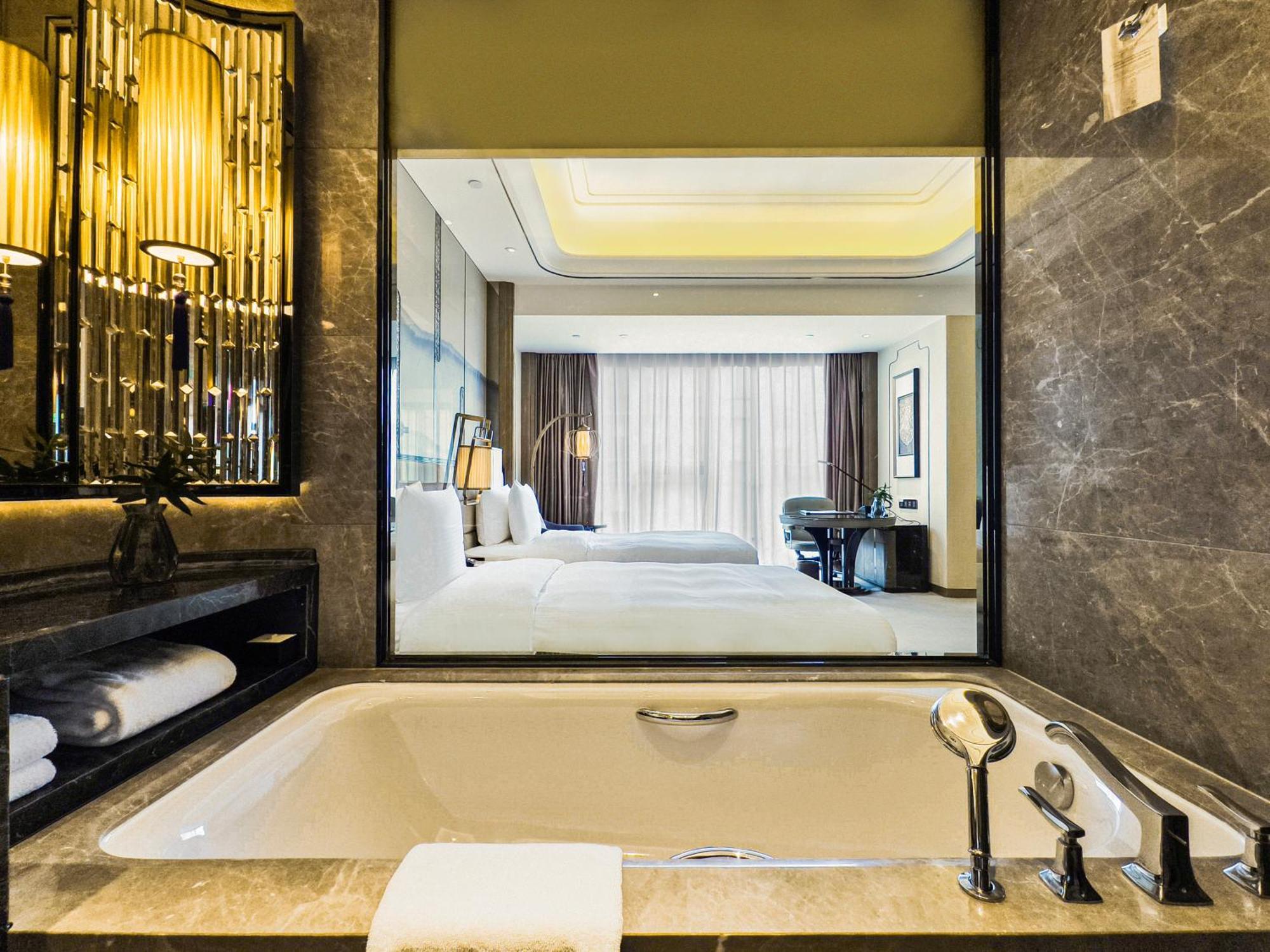 Grand Deluxe Twin Room【High Floor+65 inches Project to a high-definition TV】
