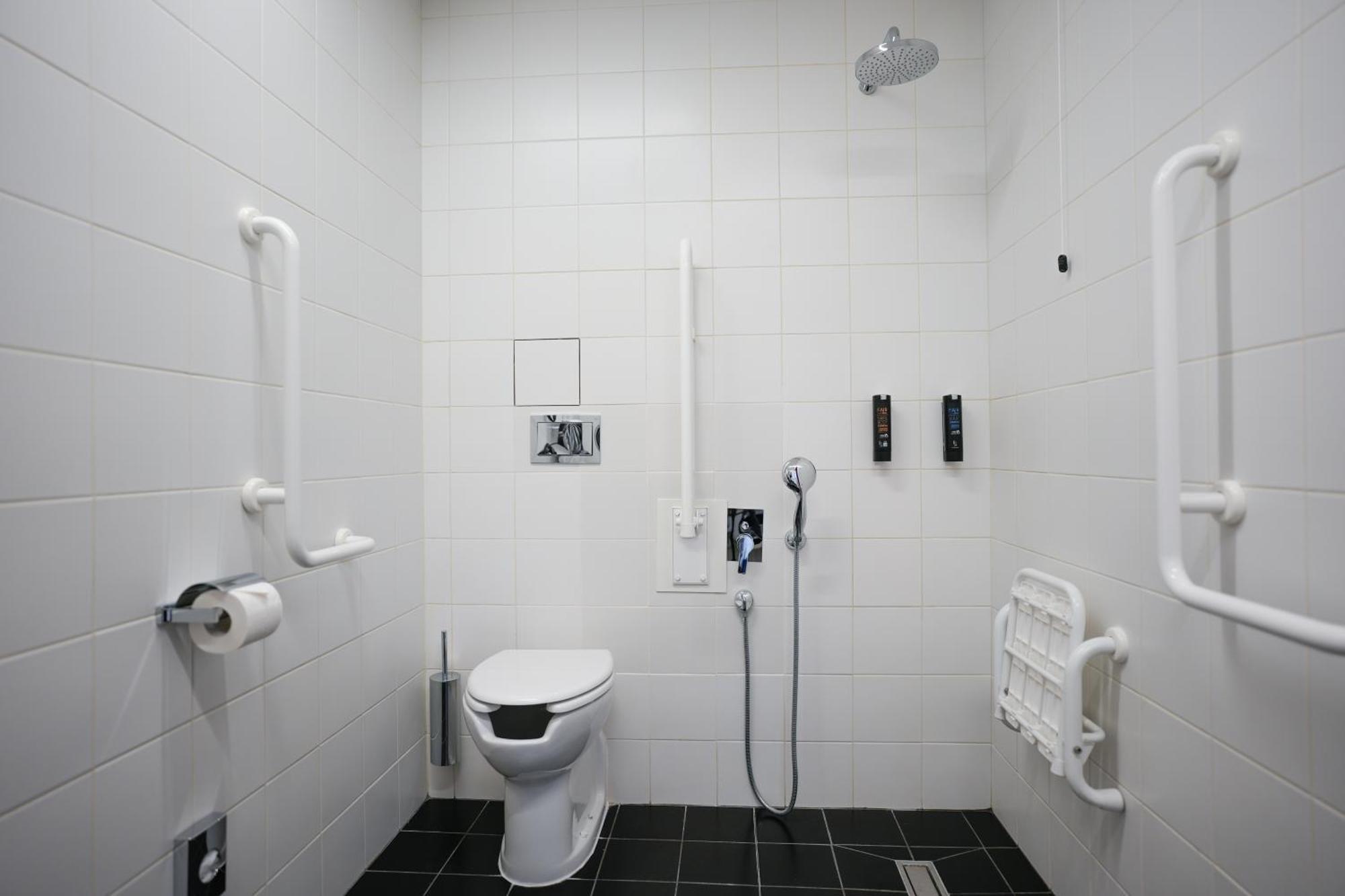 King Room Roll Shower Disability Access,1604117002:JPEG
