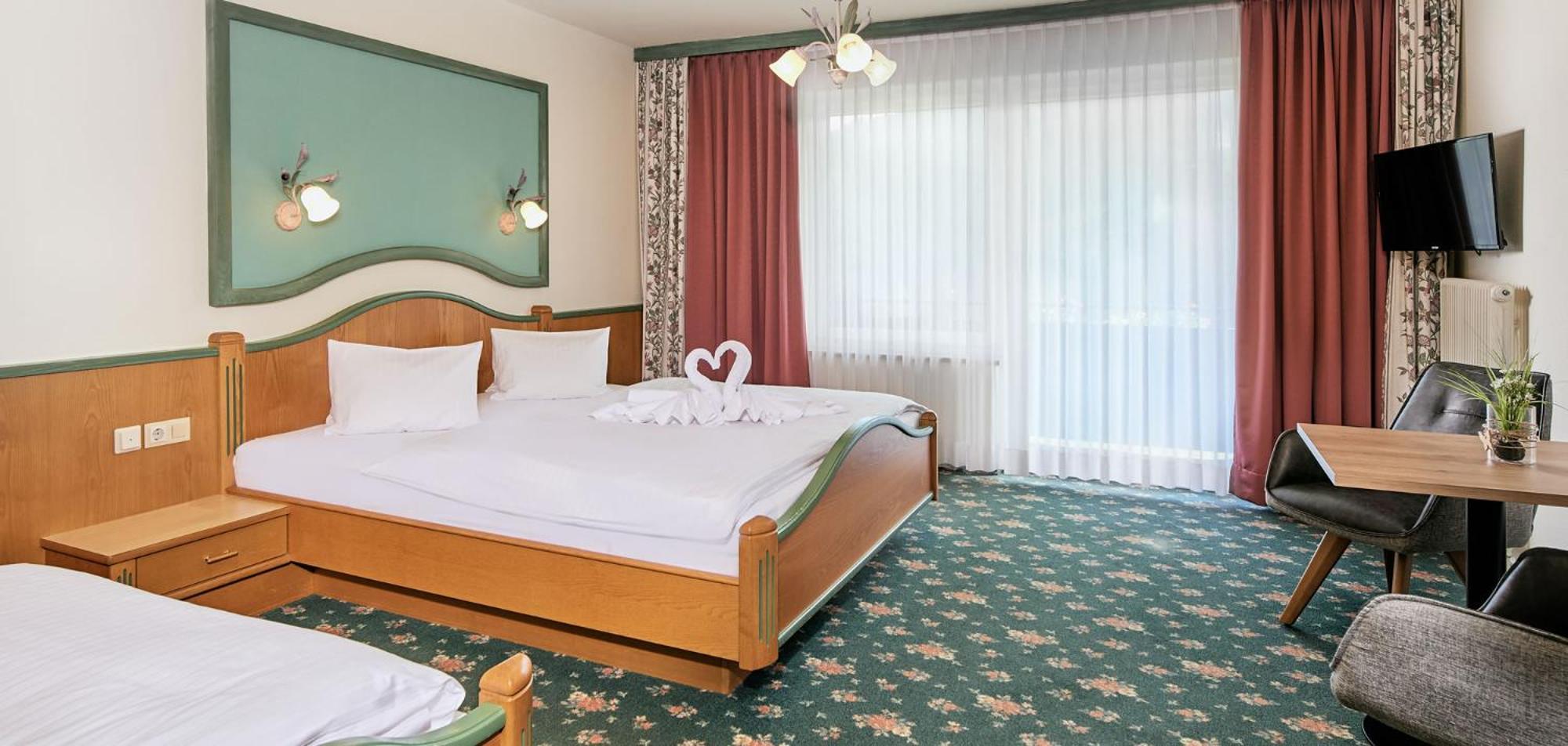 Dreibettzimmer mit Badewanne