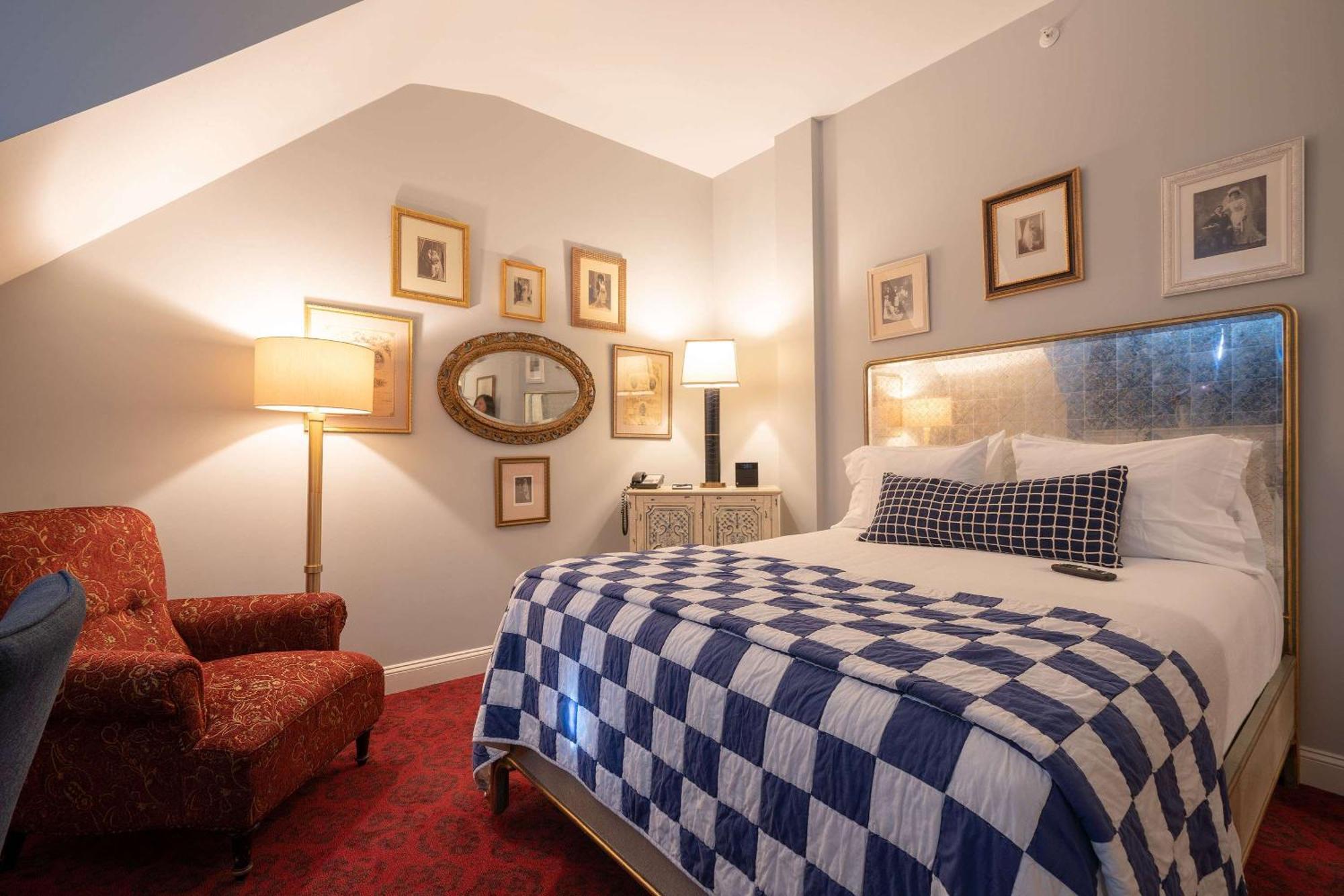 Standard Queen Room