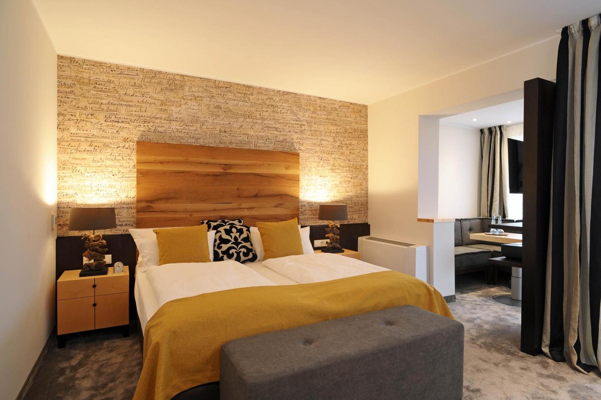 Zimmer mit Kingsize-Bett und Balkon