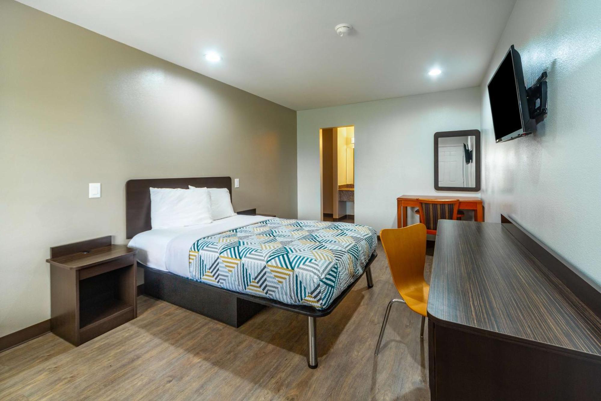 1 King Bed Non-Smoking Micfridge