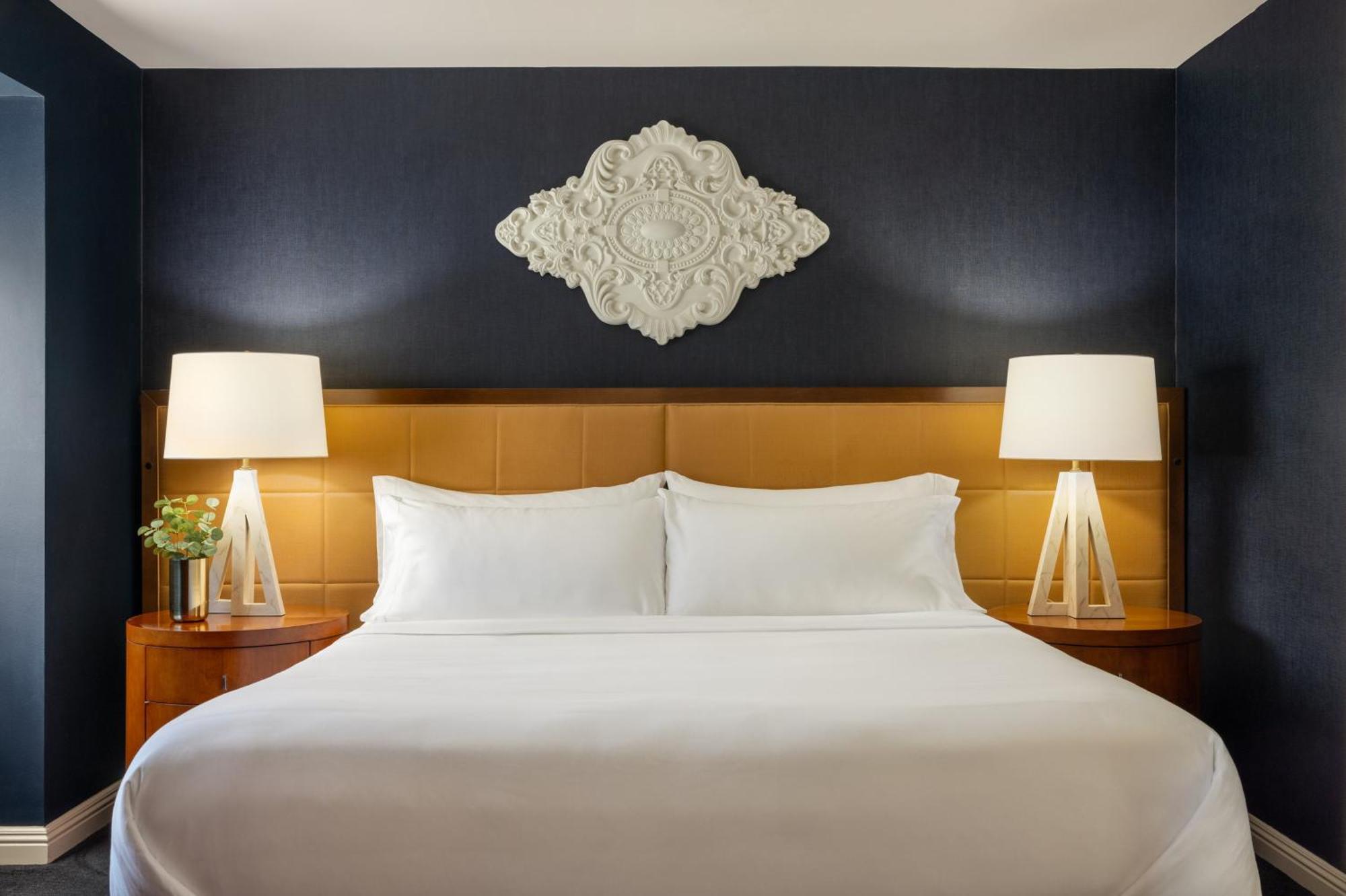 Luxury Suite Governors 1 king bed