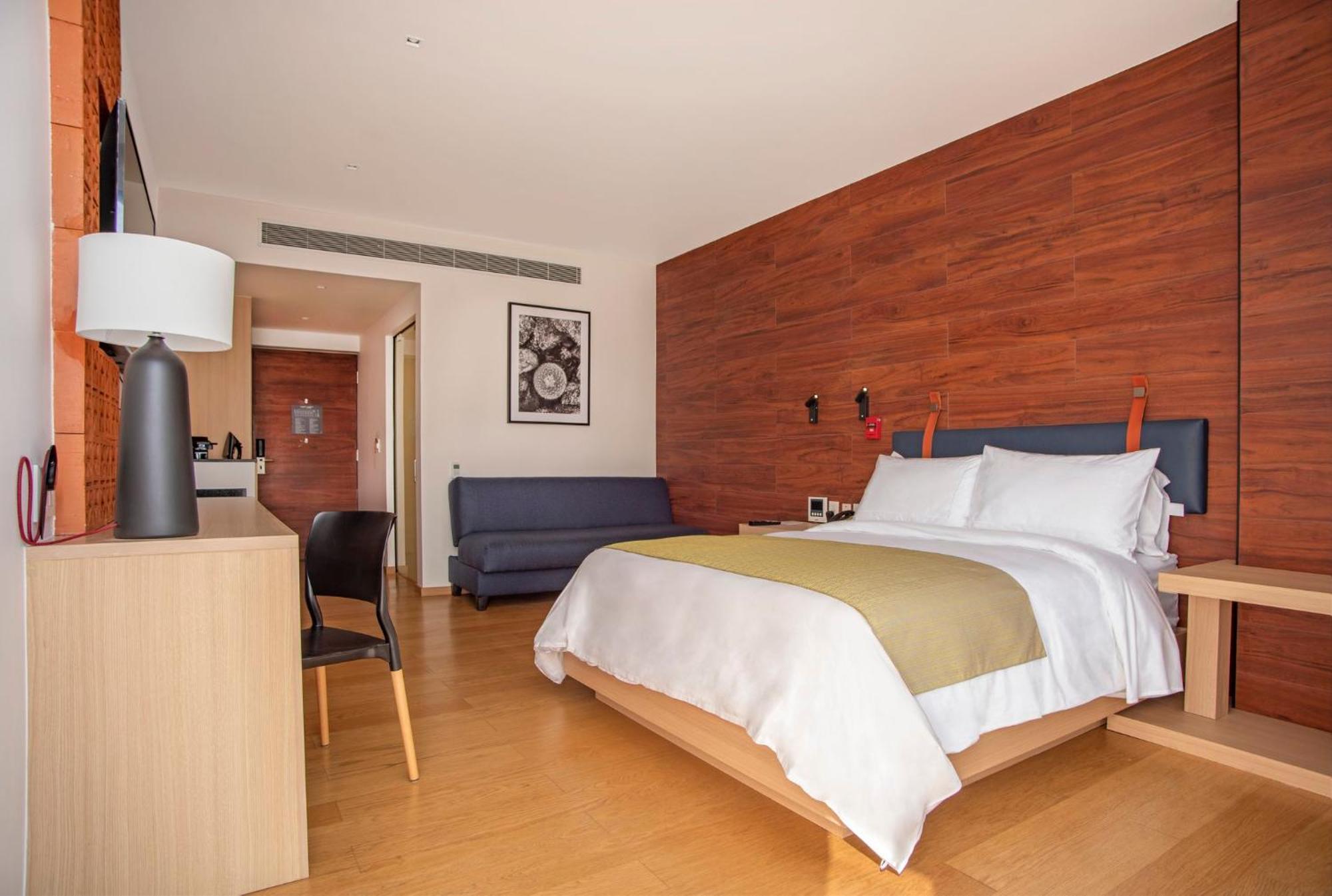 Queen Room - Mobility Accessible/High Floor