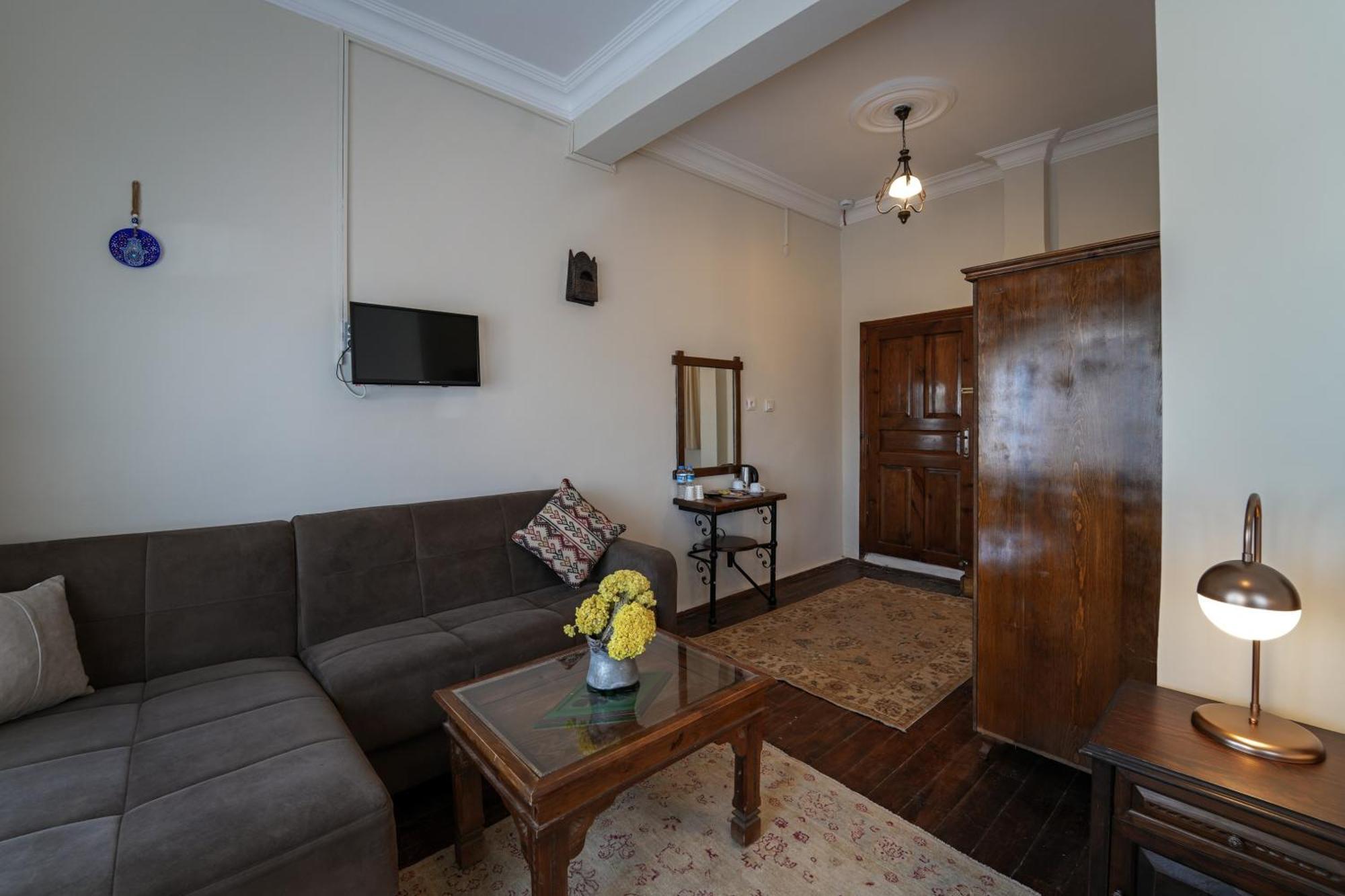Deluxe Triple Stone Room