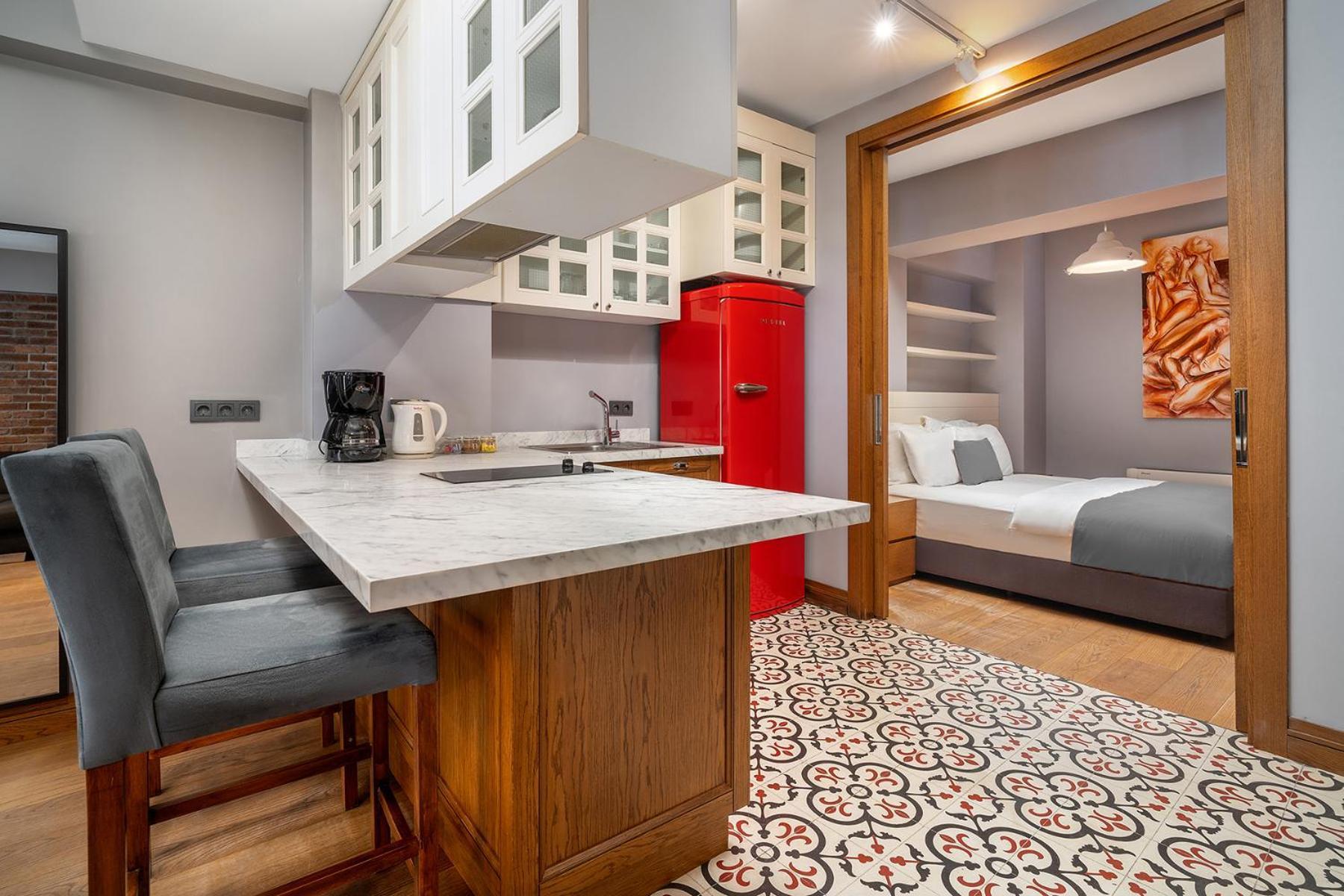 Deluxe One-Bedroom Apartment