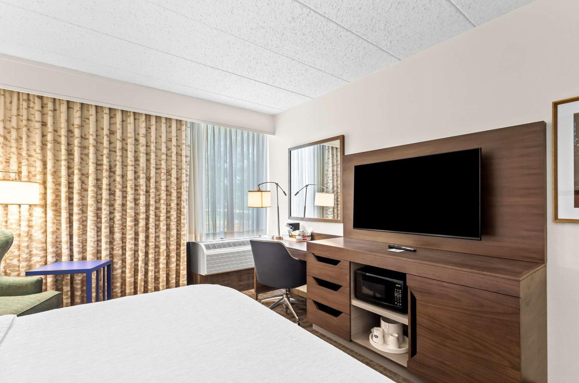 King Room with Roll-In Shower - Mobility and Hearing Access/Non-Smoking