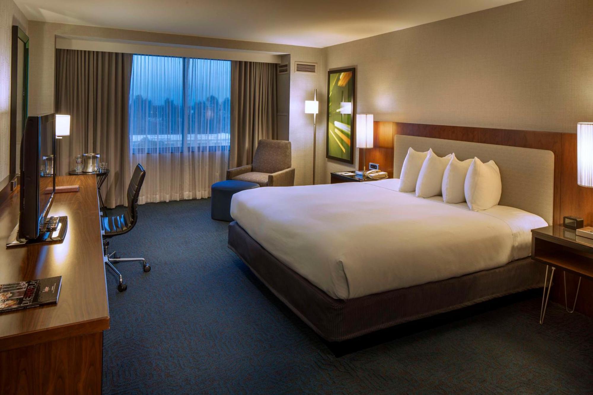 Zimmer mit Kingsize-Bett und ebenerdiger Dusche