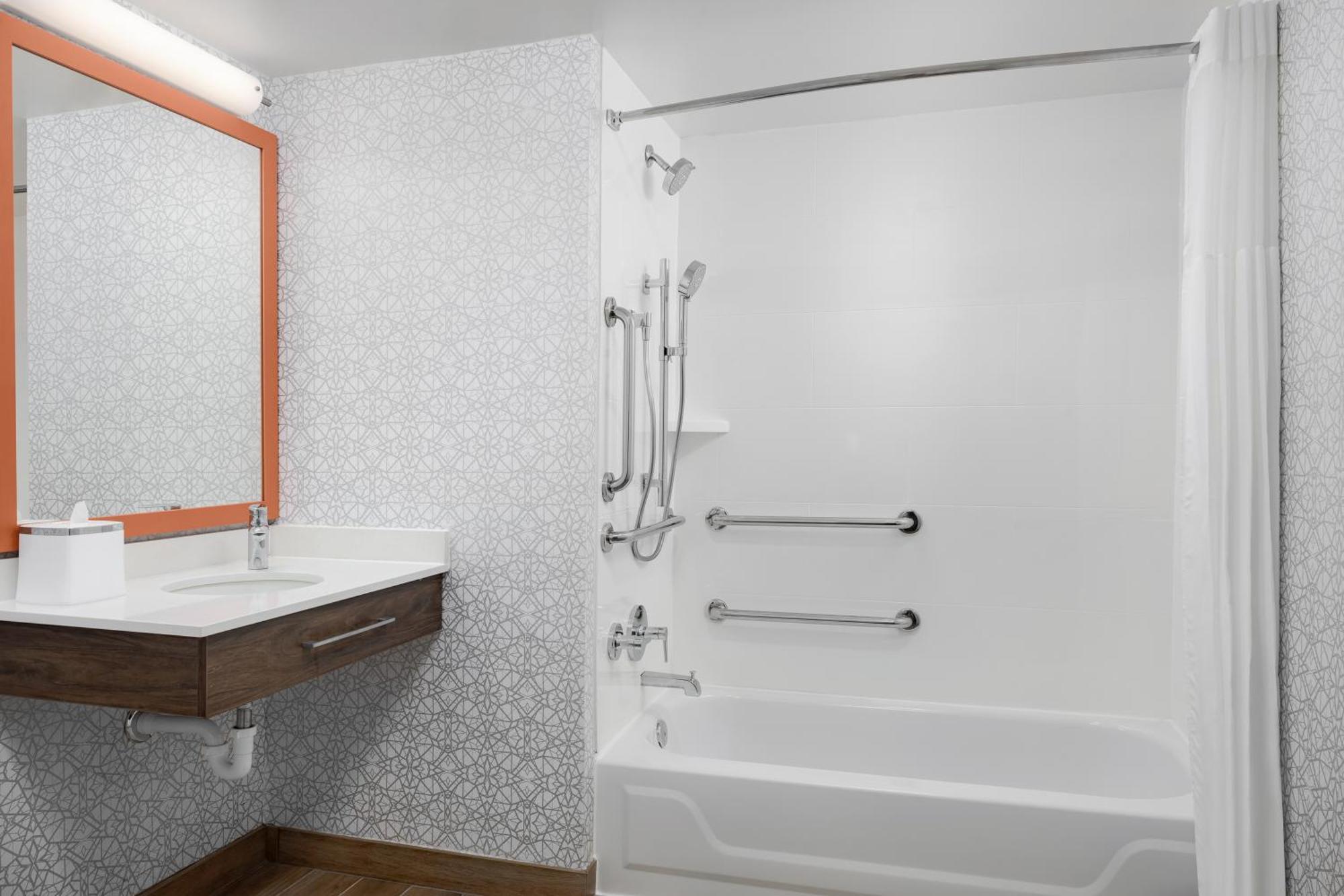 Double Room with Two Queen Beds and Bath Tub - Mobility Access