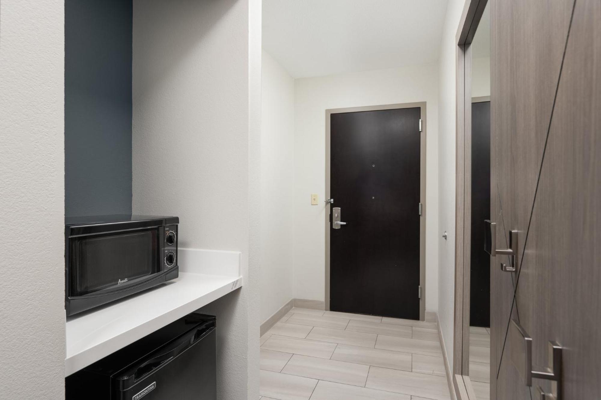 Standard King Room with Accessible Tub - Mobility Access