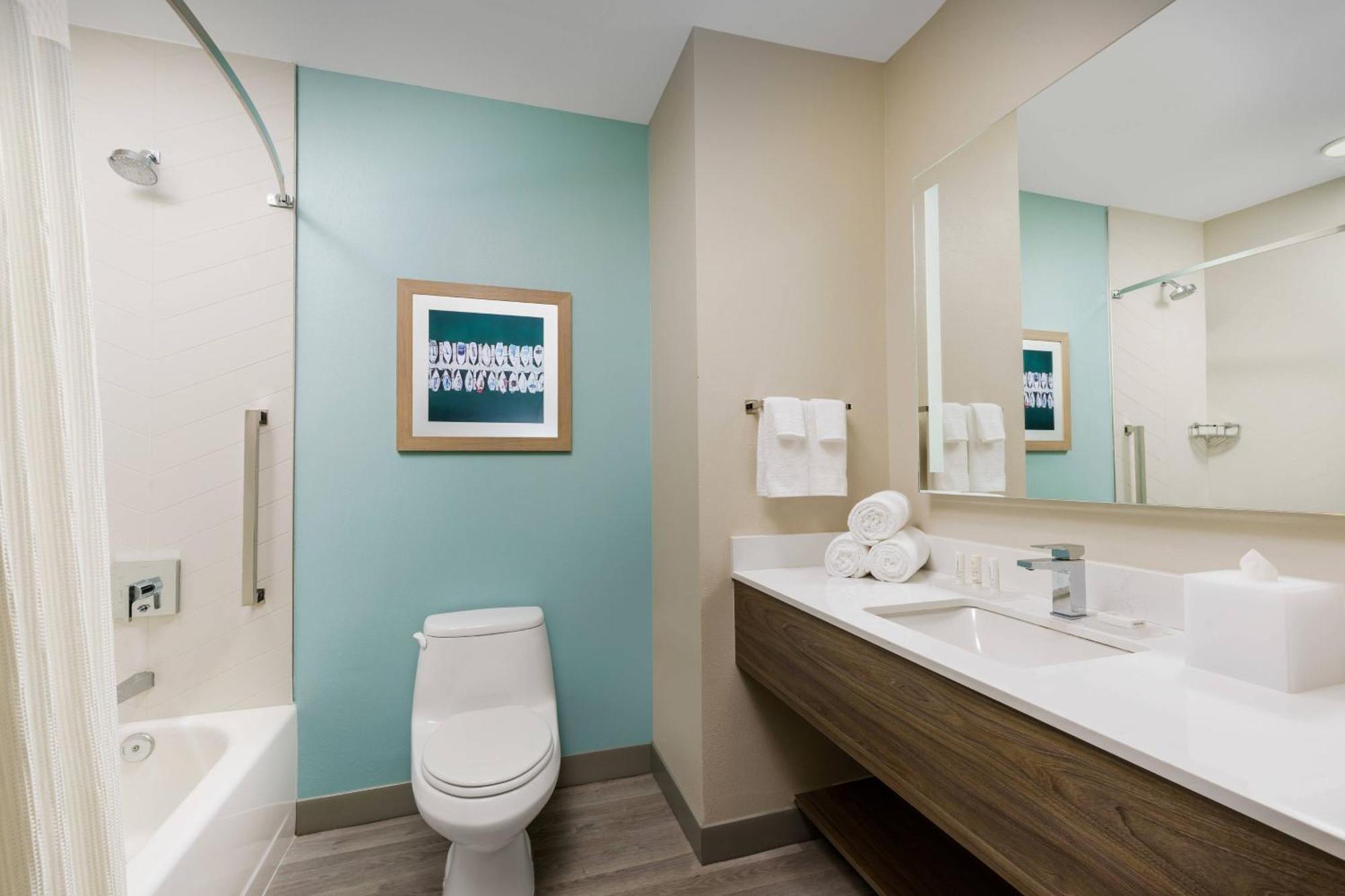 King Suite with Bay View, Bathtub and Sofa Bed - Mobility Access