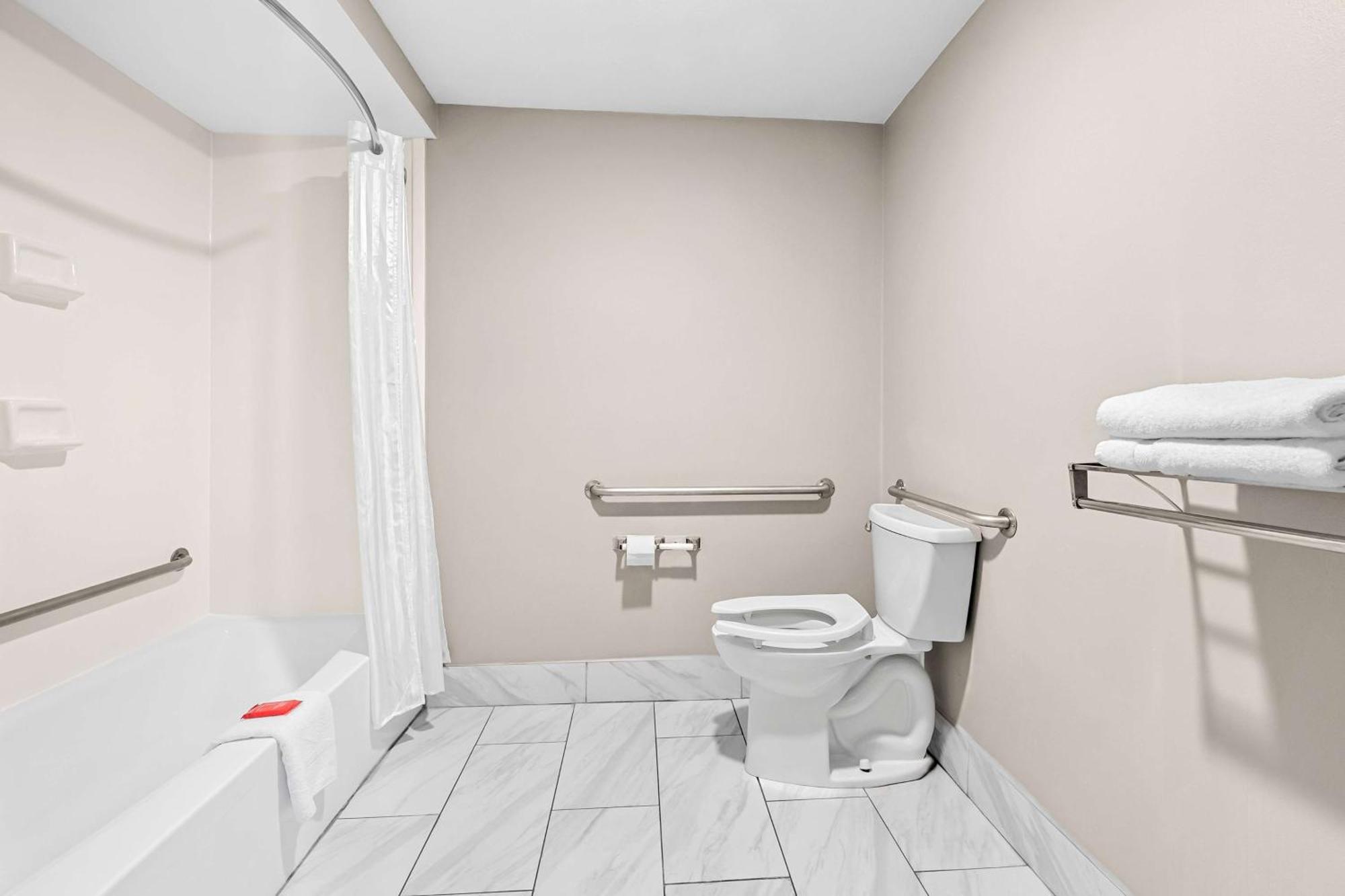 Double Room with Mobility Accessible Tub