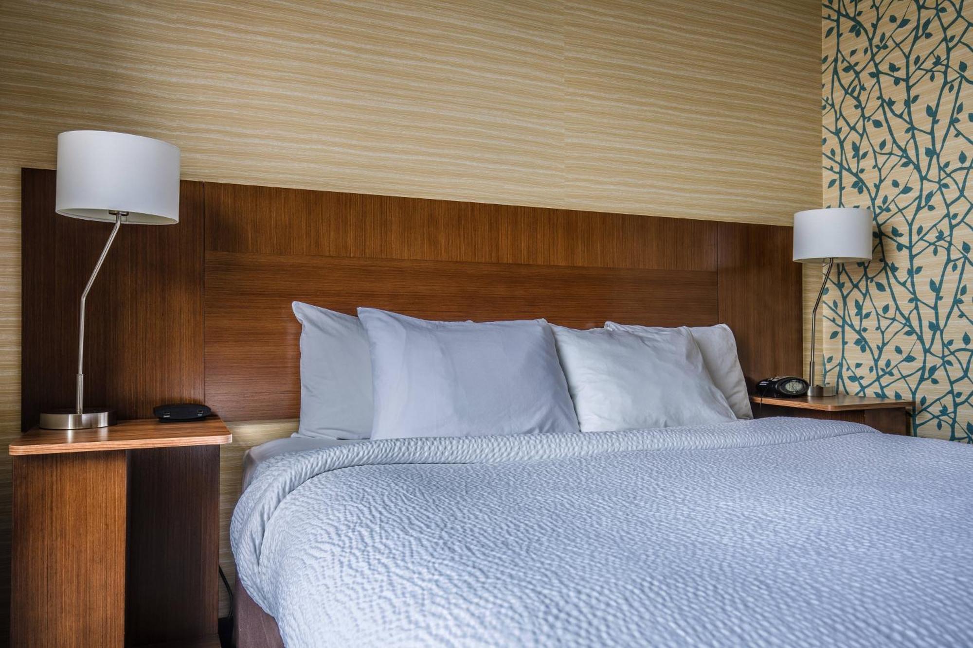 Habitación con cama extragrande.