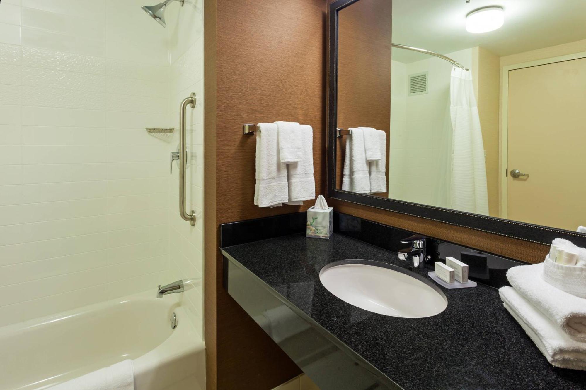 Habitación adaptada para personas con movilidad reducida/discapacidad auditiva y equipada con ducha accesible en silla de ruedas - 2 camas grandes