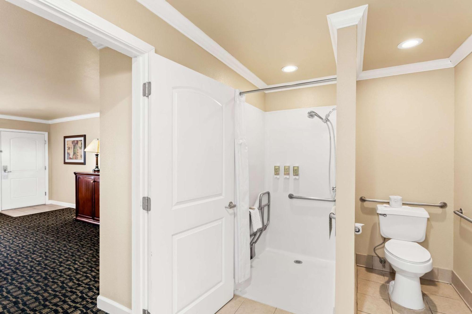 Queen Room with Two Queen Beds and Roll-In Shower - Mobility Access/Non-Smoking
