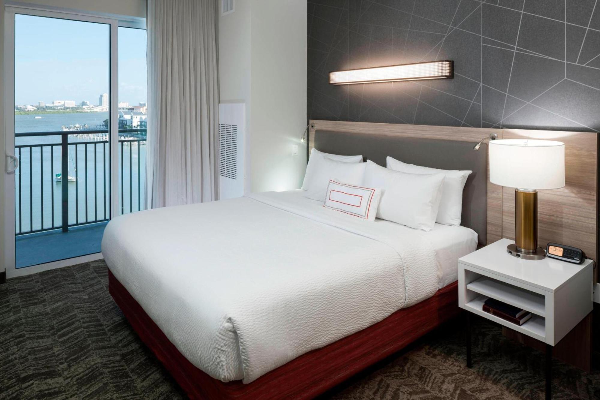 Suíte com Cama King-size, Sofá-Cama e Varanda