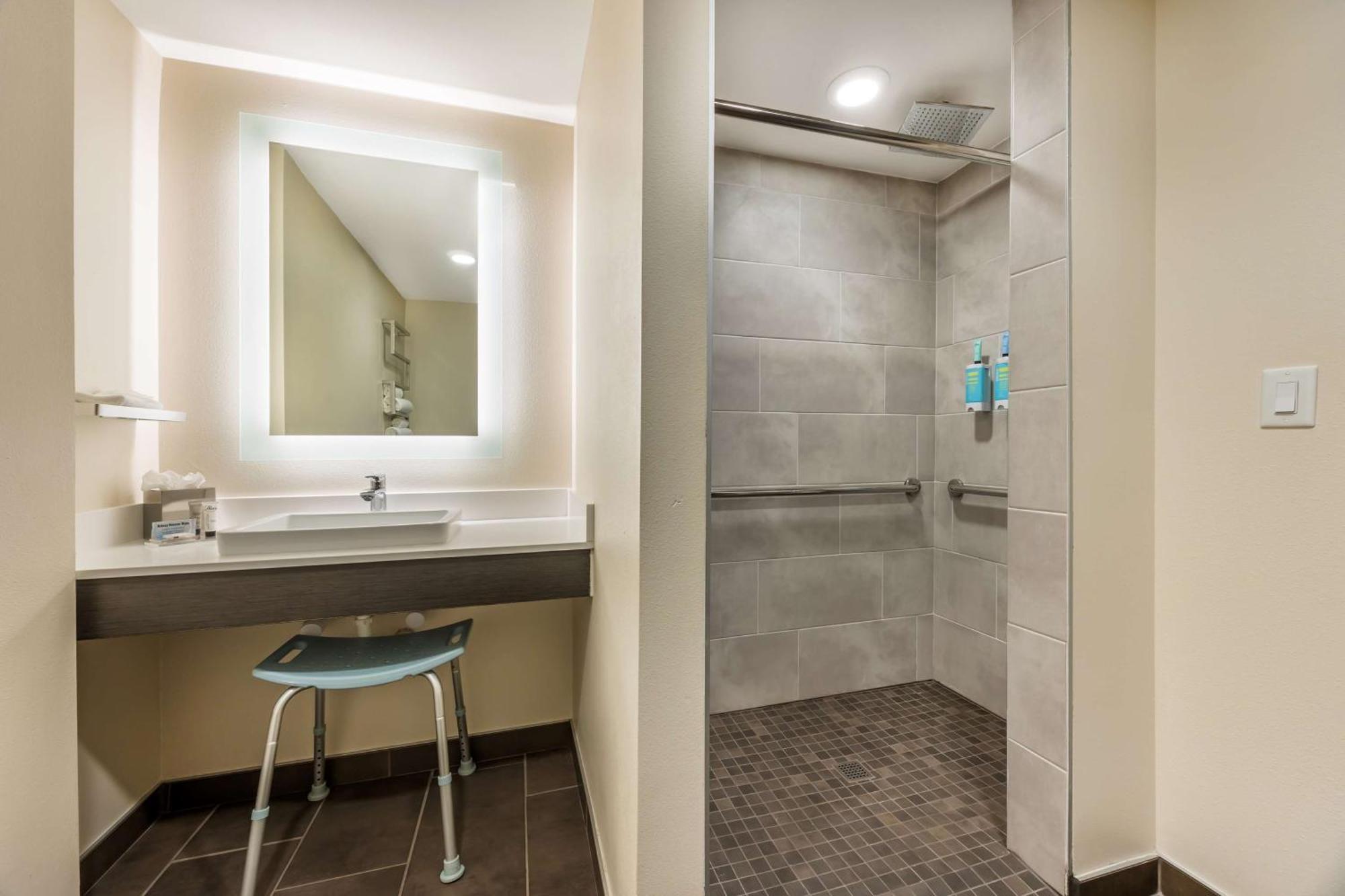 King Room with Roll-in Shower - Disability Access/Non-Smoking