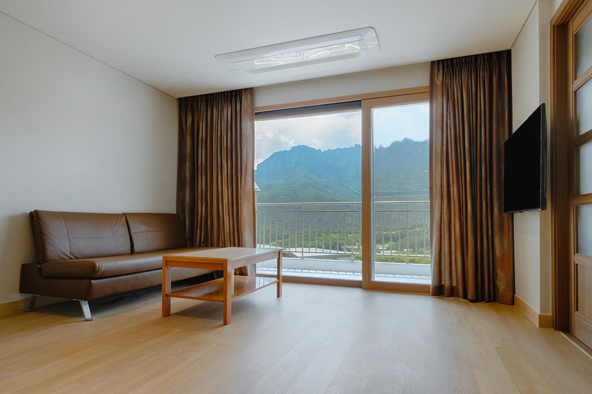[EAST] Sono Belle Suite (No Kitchen/Seorak Mountain View/Bed)