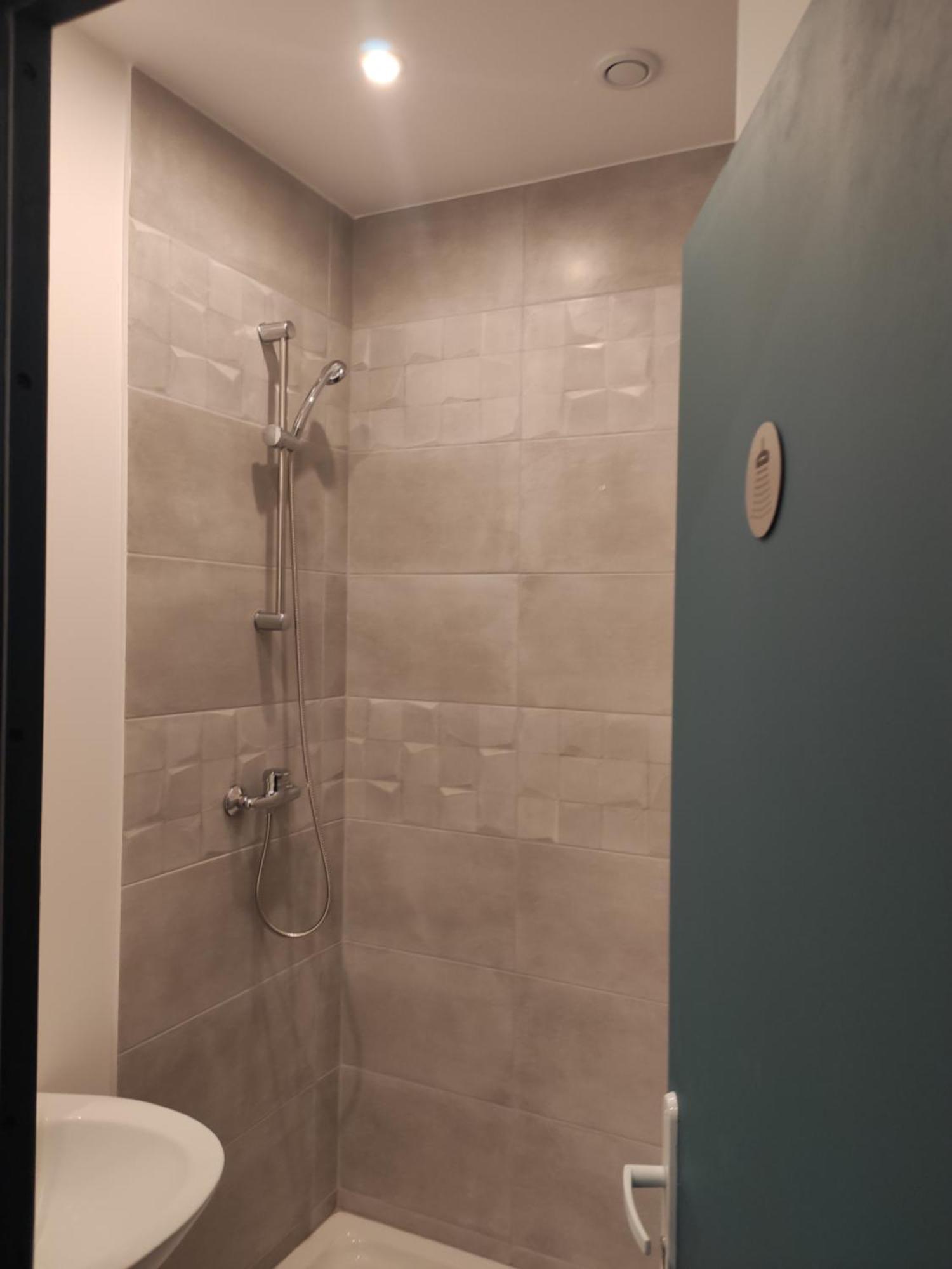 Chambre Simple avec Toilettes et Douche Communes