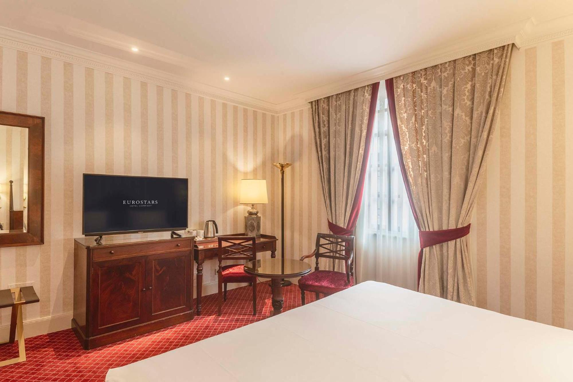 Premium Room views of the Patio de la Reina