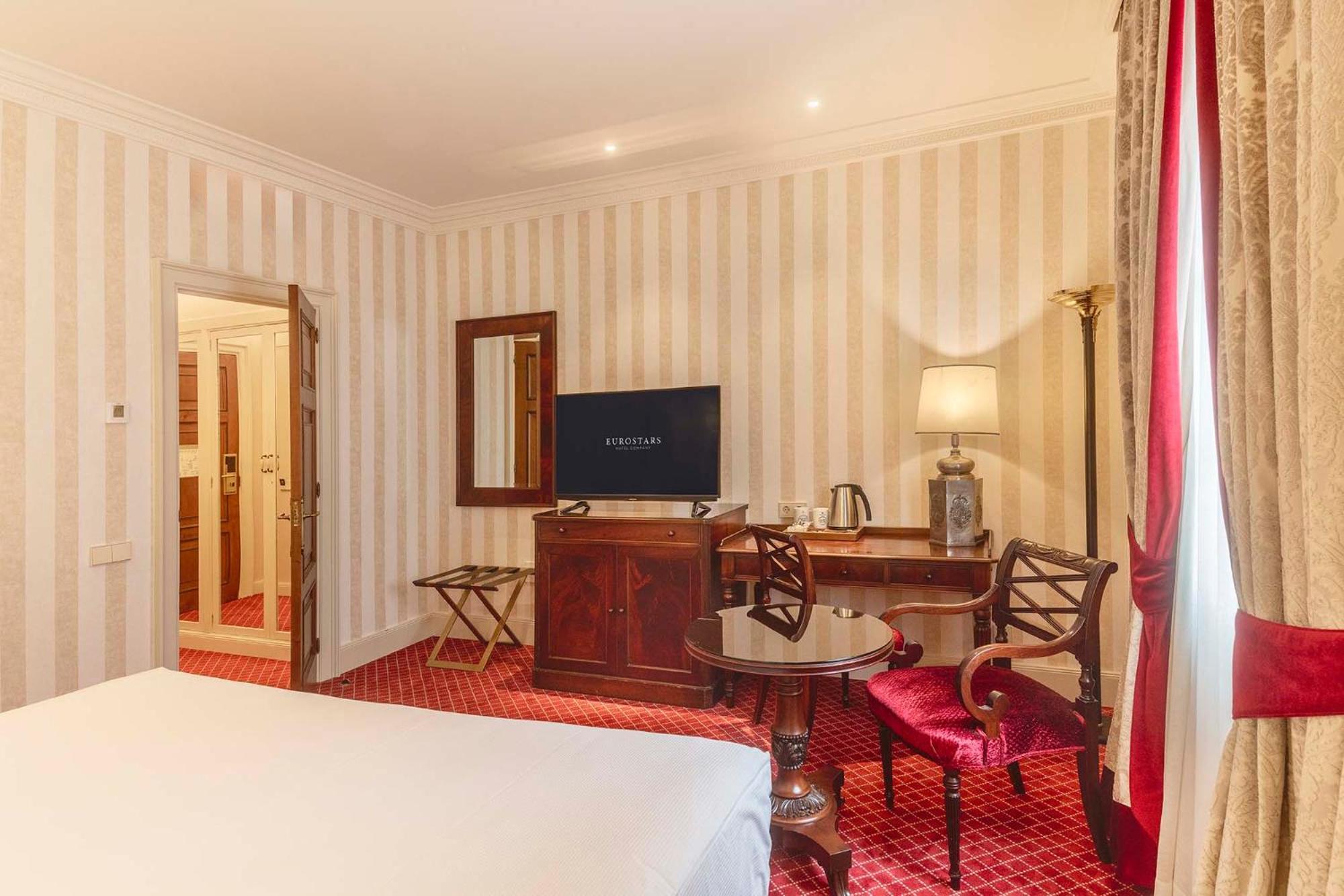 Premium Room views of the Patio de la Reina