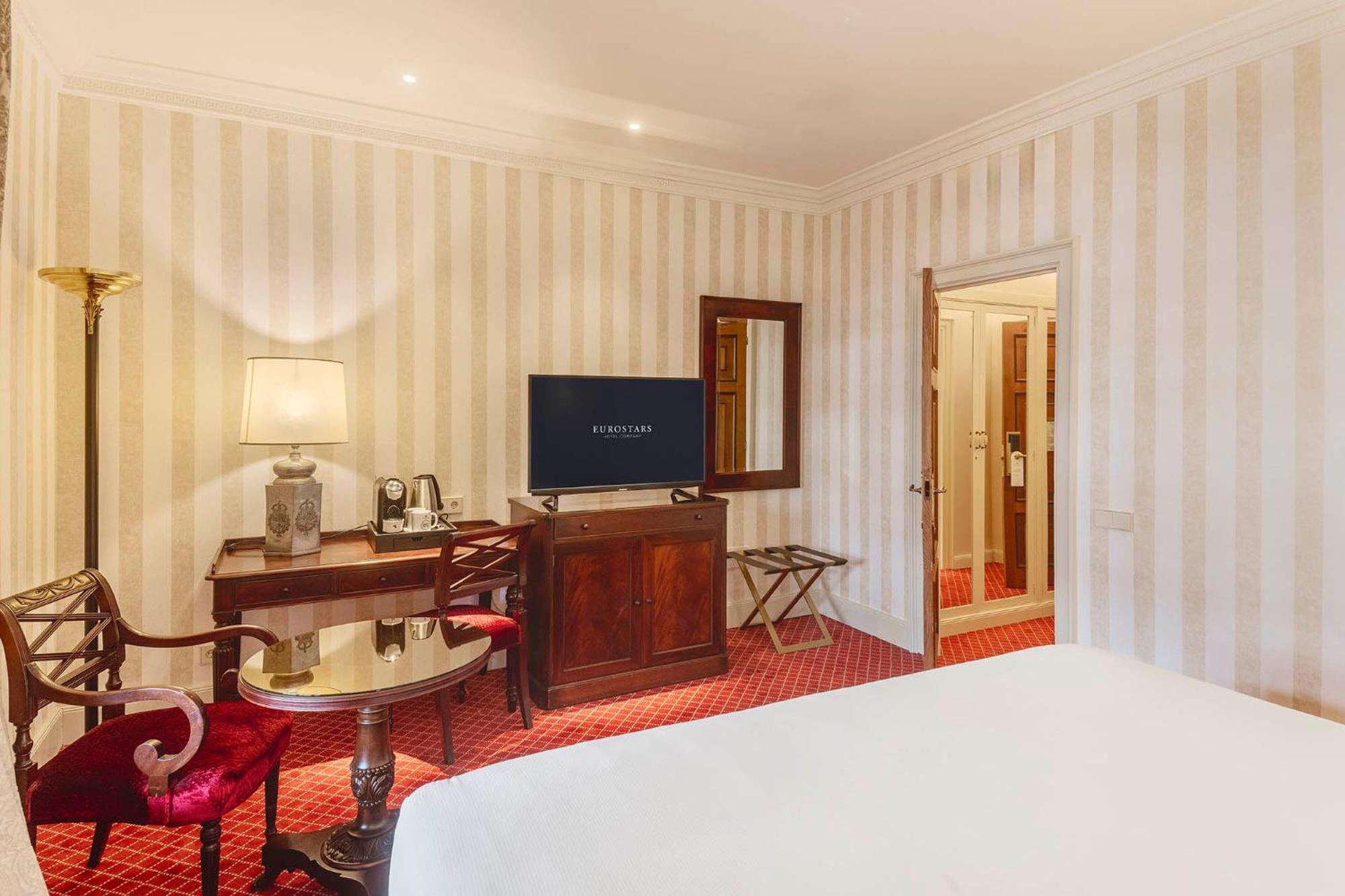 Premium Room views of the Patio de la Reina