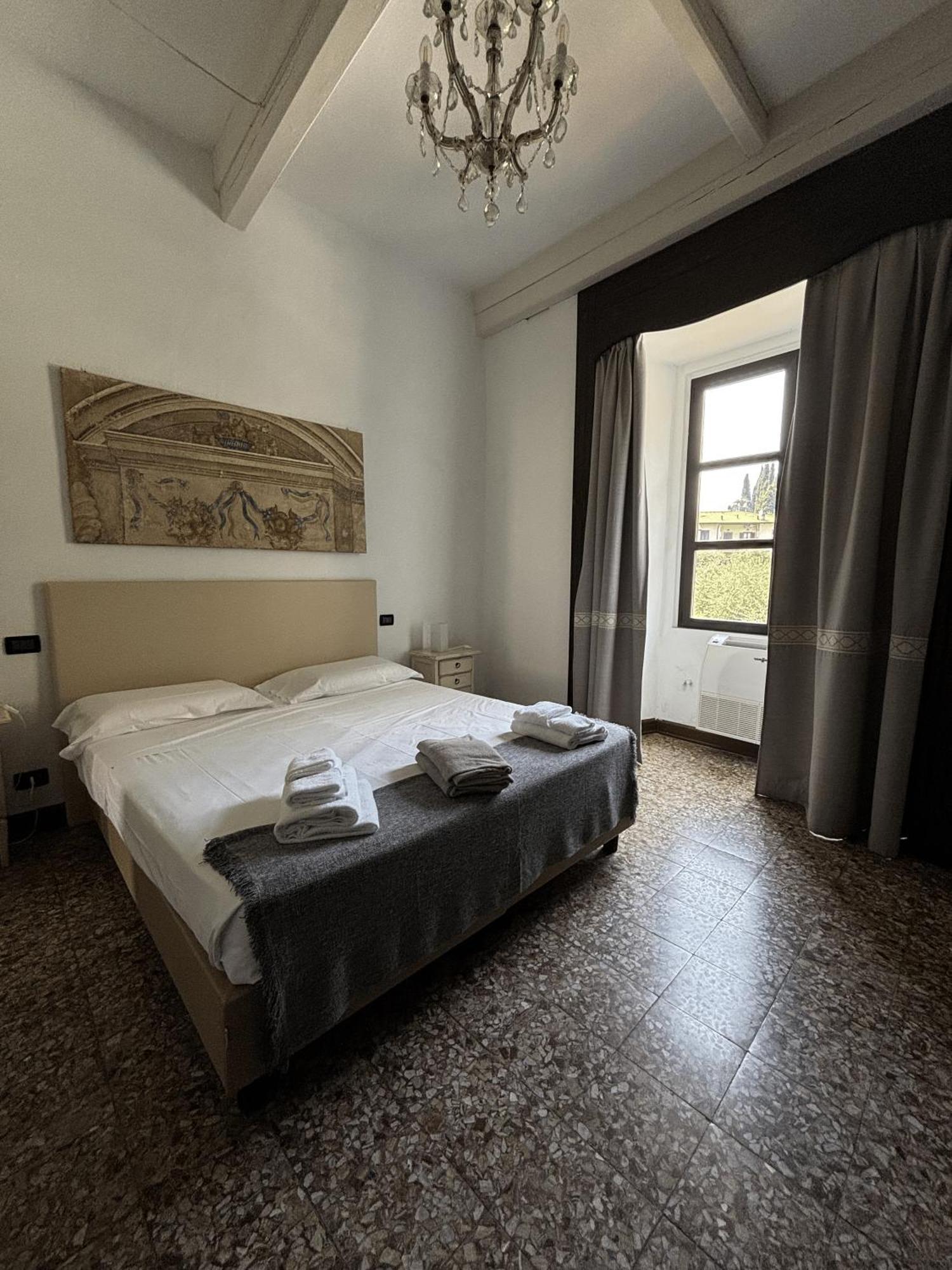 One-Bedroom Apartment with Lake View