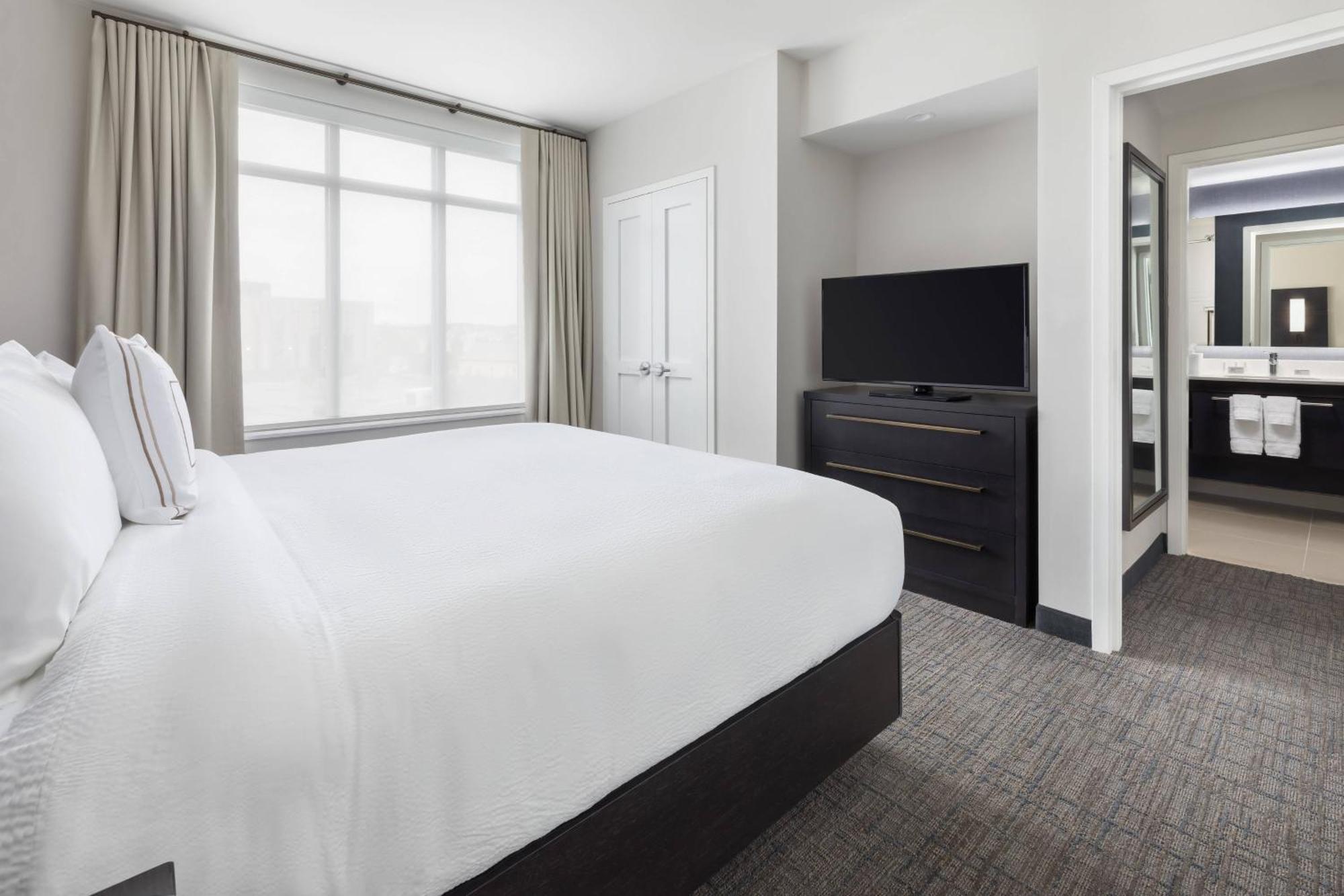 1 Bedroom Suite, 1 King, Sofa bed