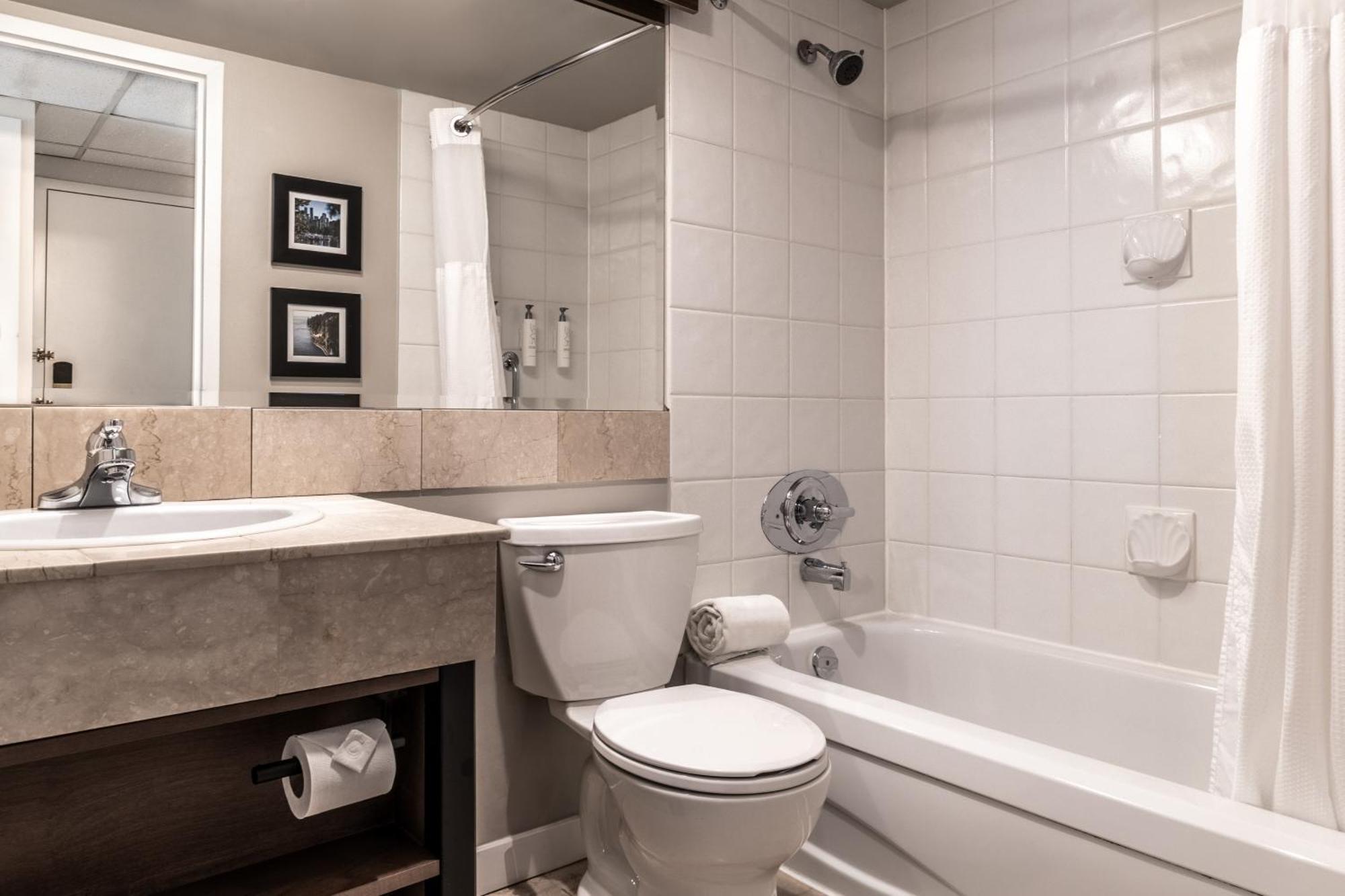 King Suite w/kitchenette & Sofa Bed,1606552015:JPEG