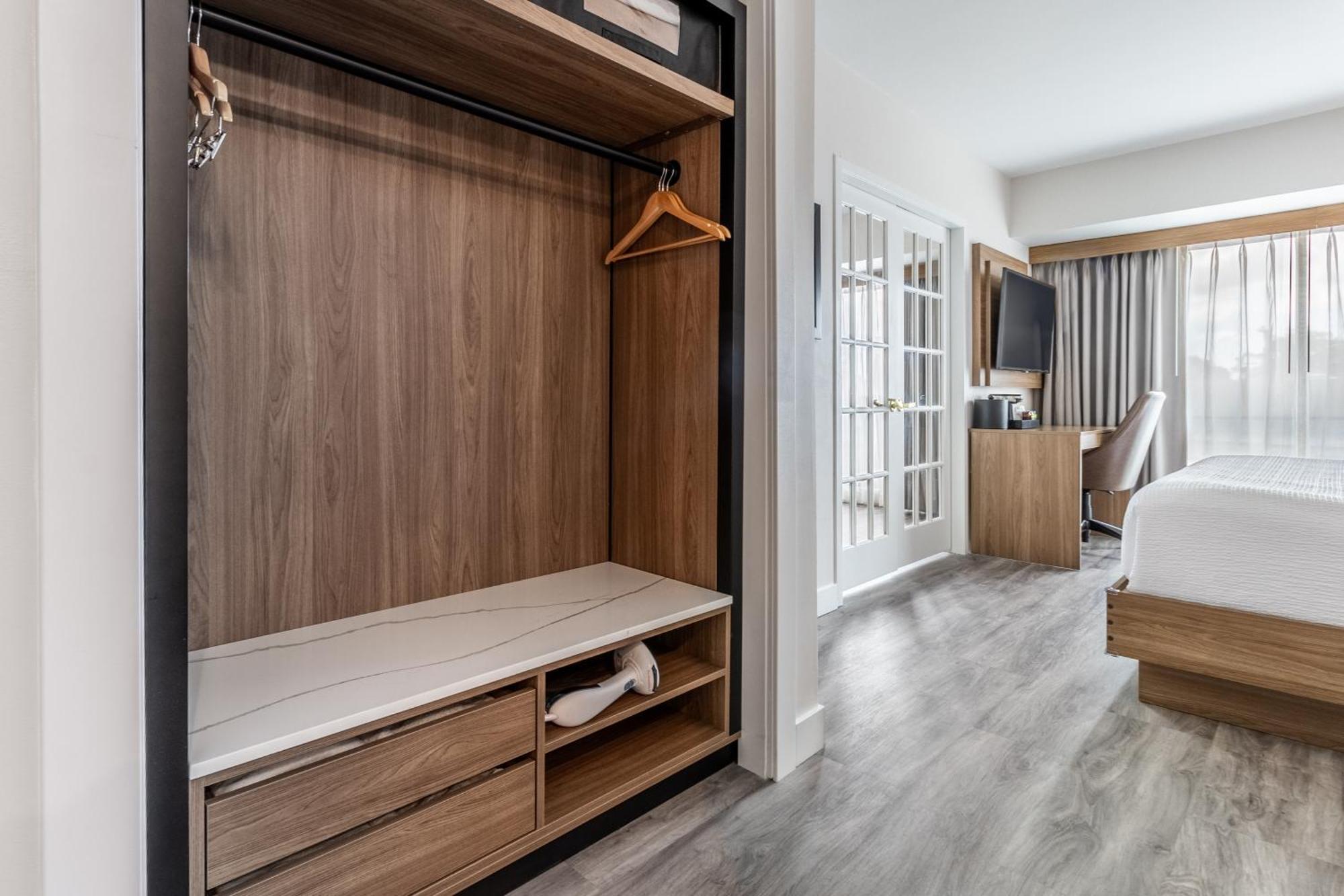 King Suite w or kitchenette & Sofa Bed